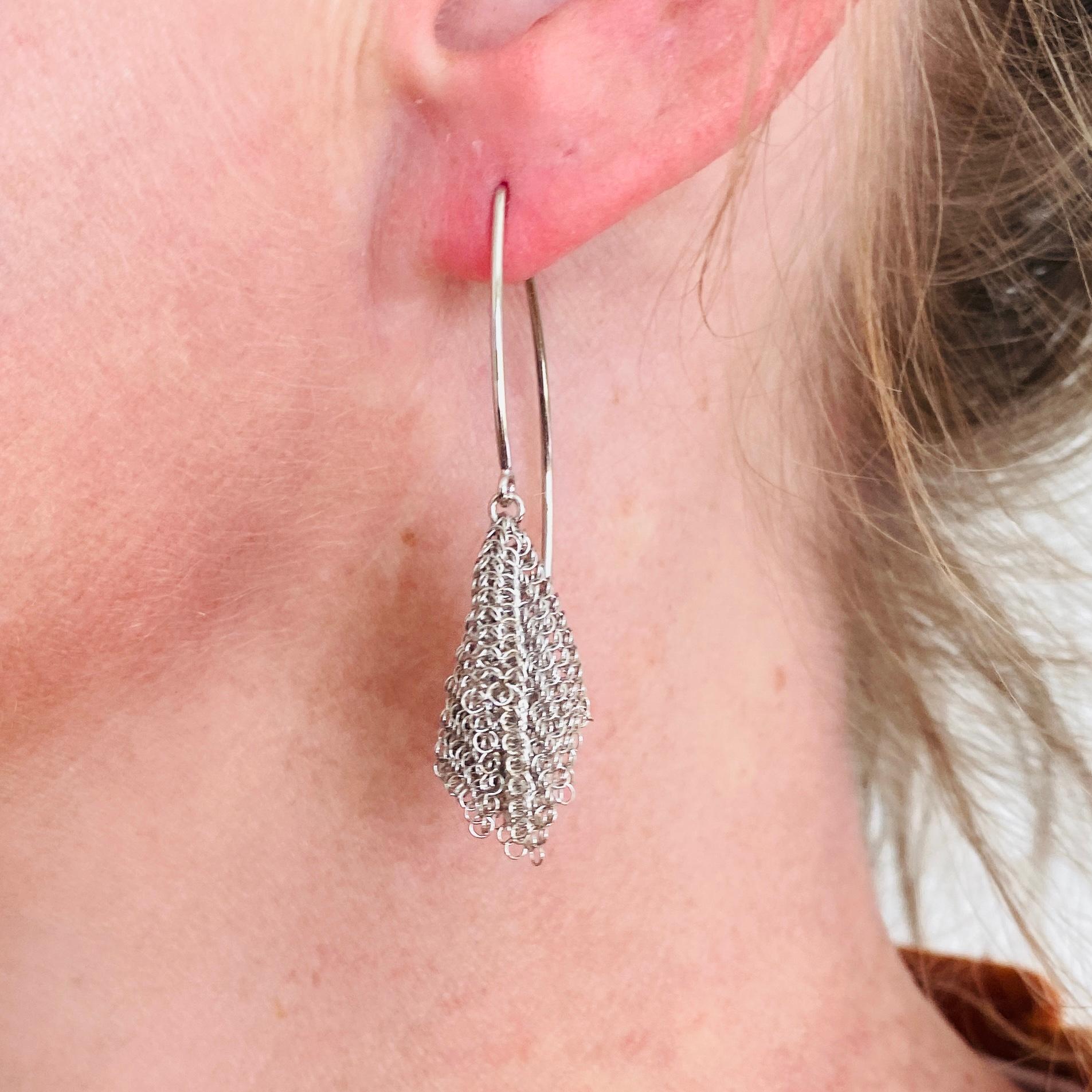 Contemporain Ashley Childs Boucles d'oreilles en maille de cotte de mailles en argent sterling plaqué rhodium en forme de cotte de mailles en vente