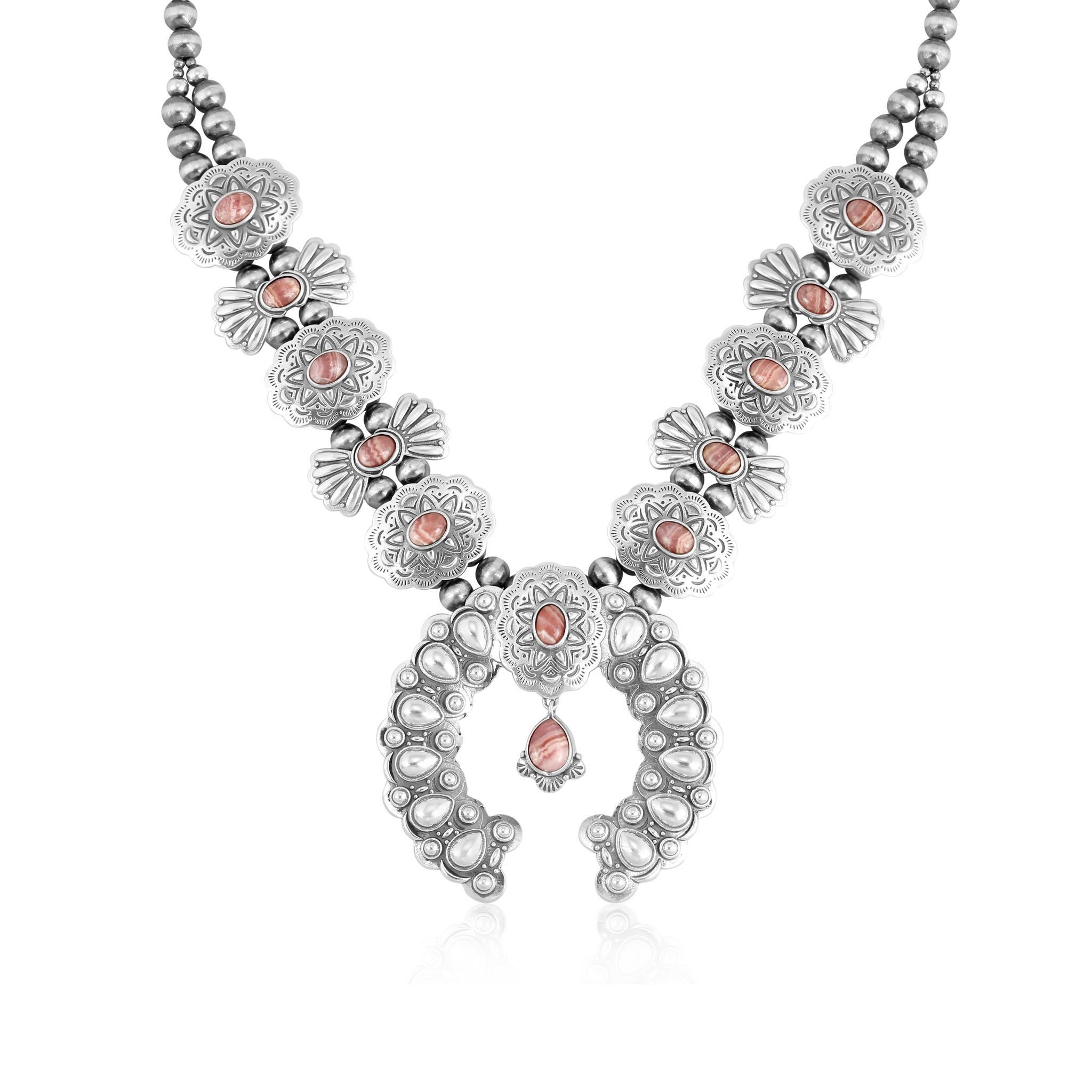 • Concha et stations papillon avec cabochon ovale de Rhodochrosite ; design naja central avec concha et pierres ovales pendantes en forme de poire en Rhodochrosite ; double rangée de perles rayées se gradue en une seule rangée ; finition oxydée
•