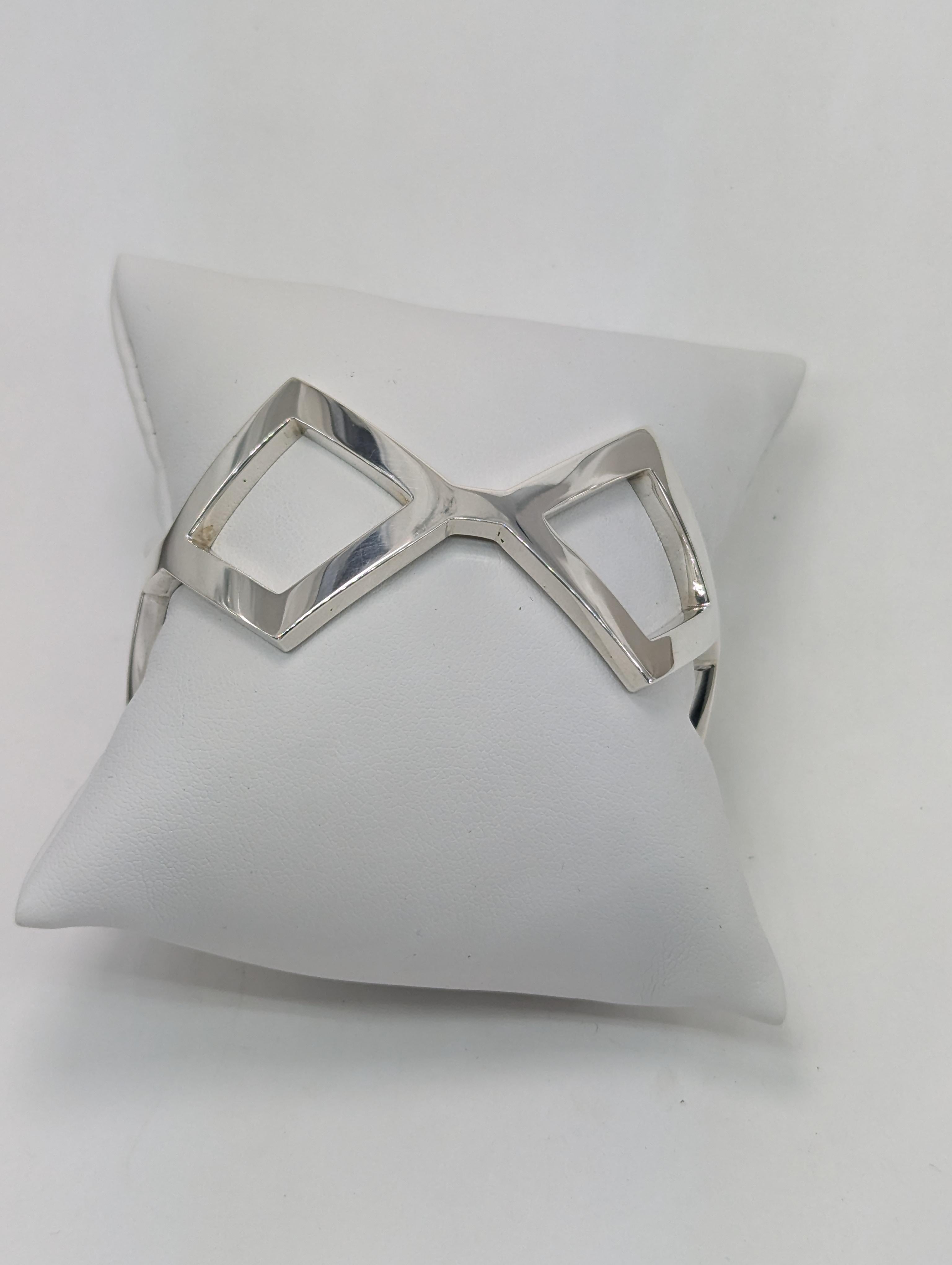 Sterling Silber Rhombus Manschettenarmband , 29mm x 1,55 mm dick. Dies ist einer meiner frühen Entwürfe, den ich bei Tiffany's in Sterling hergestellt und verkauft habe. Ich benutzte die einfache Raute in gekrümmter Form für den ultimativen Ausdruck