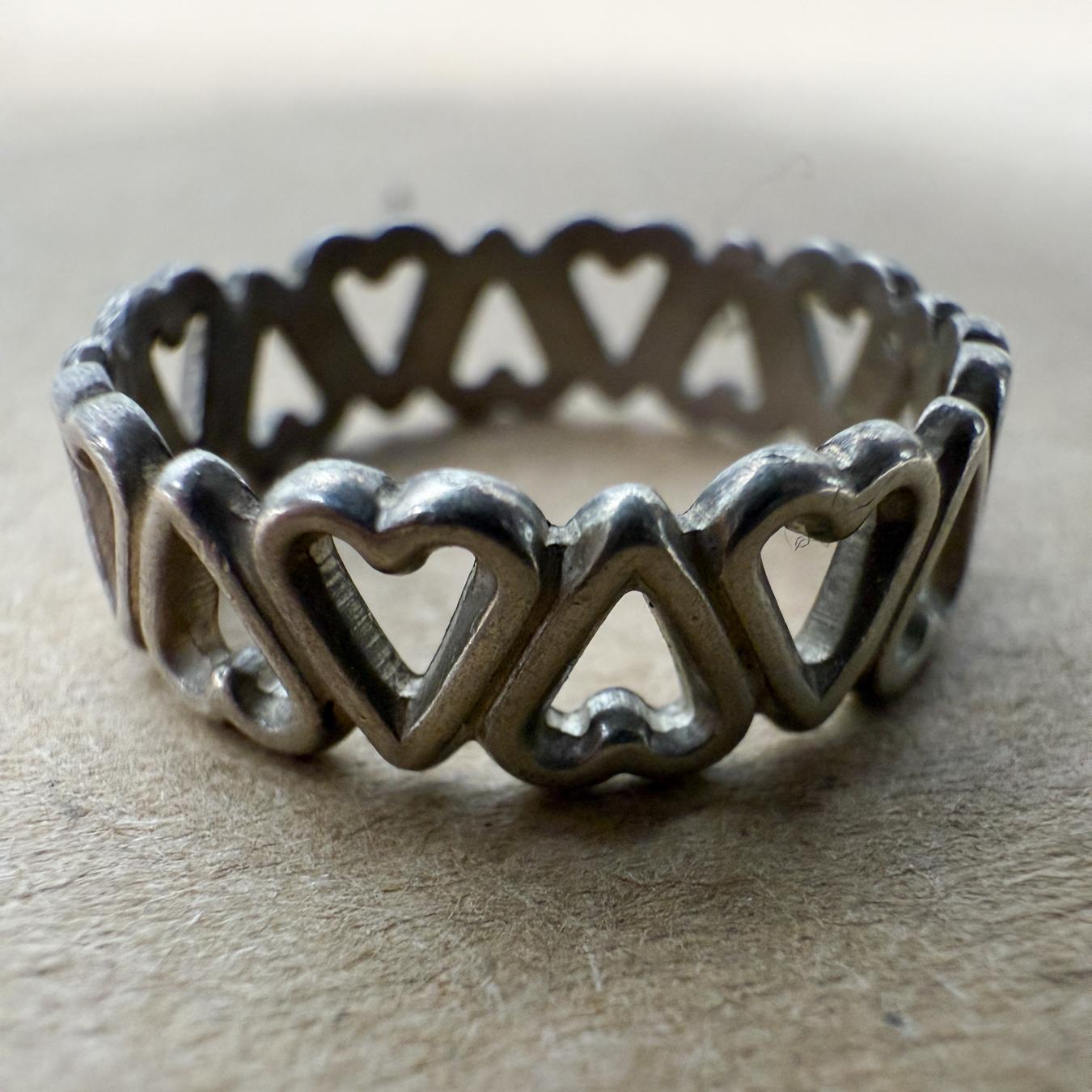 Sterling Silver Eternal Heart Love Ring
925
size 8.25
75 diam x .25 W
Preowned vintage
Refer to listed images