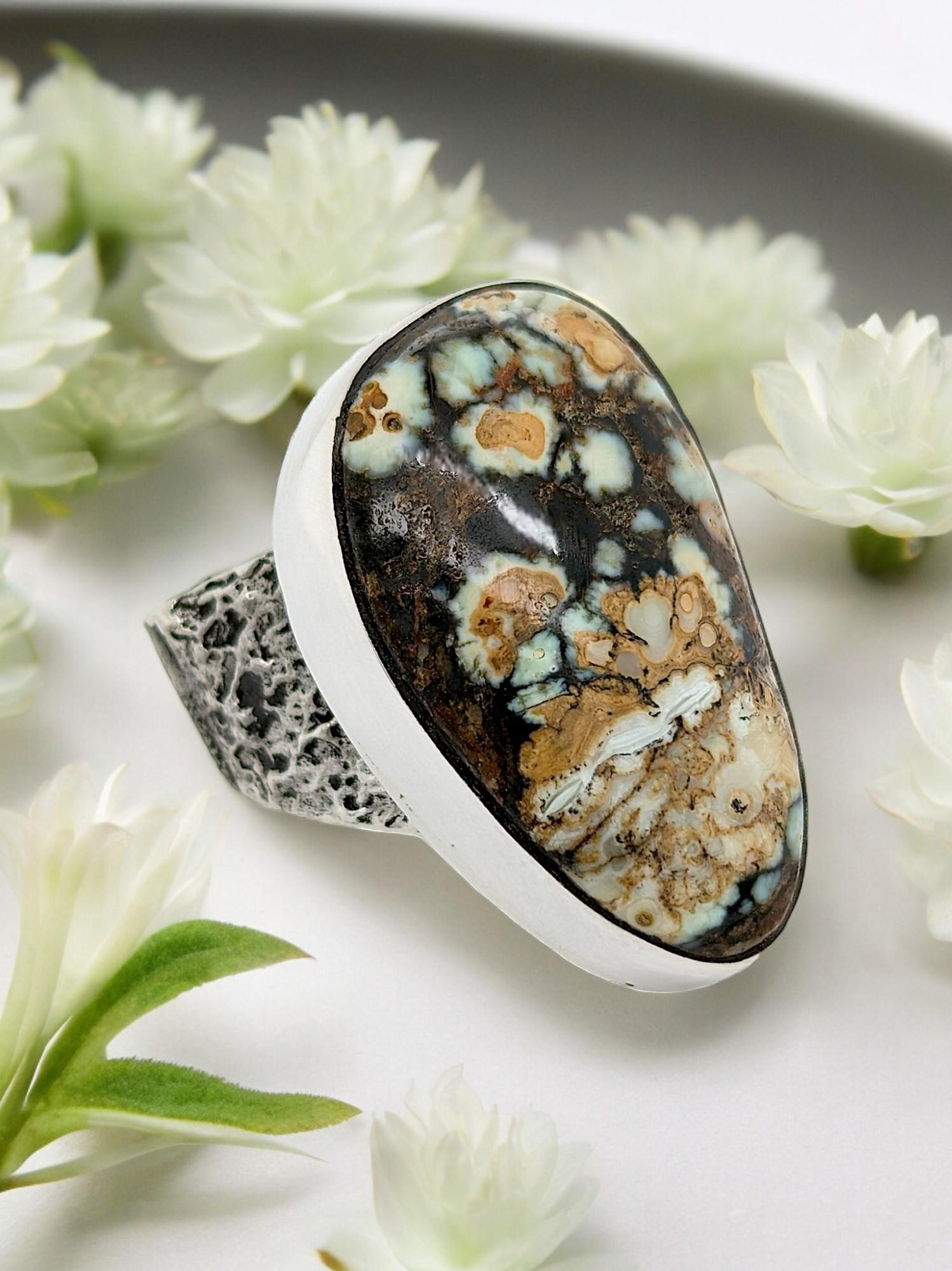 Accept the magic of the tale by donning this alluring Size 8 Sterling Silver Ring. With its real Seven Dwarfs natural turquoise stone, this ring gives your regular outfit a magical touch.

Fairytale Treasure: The Seven Dwarfs turquoise has a