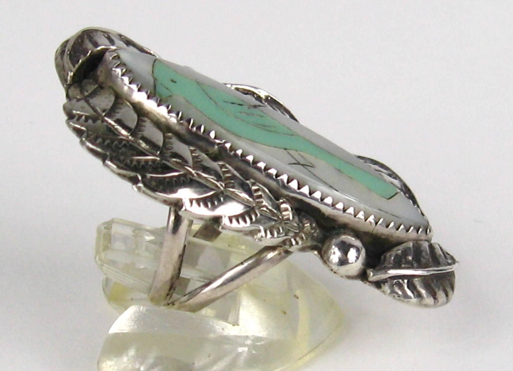 Ein weiteres Beispiel für die exquisite Handwerkskunst der indianischen Silberschmiede. Großer eingelegter Vogel aus Türkis und Perlmutt, umgeben von einem Federmotiv aus Sterlingsilber. Ring misst 1,77  x 1,02 Zoll. Der Ring ist eine Größe 6. Dies