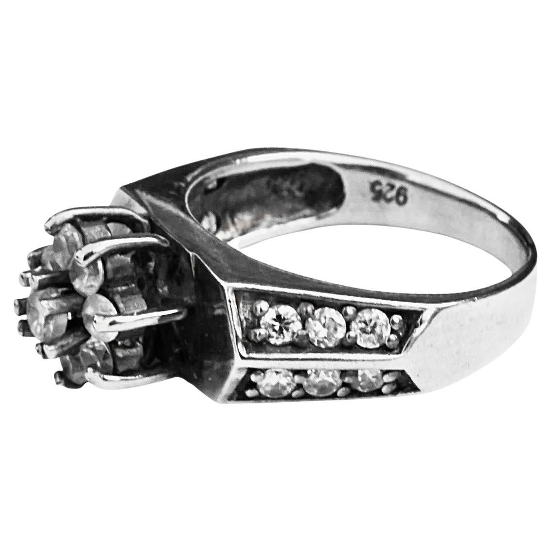 Bellissimo anello in argento sterling con pietre chiare sfaccettate a grappolo di fiori e dettaglio sulla spalla. 

Misura dell'anello UK M / US 6, diametro interno 1,75 cm / .68 pollici.

Si tratta di un insolito ed elegante anello in argento fatto