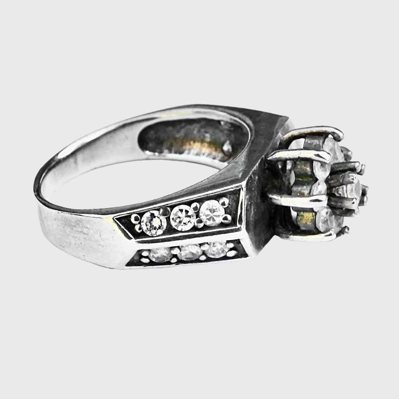 Anello in argento sterling con grappolo di pietre sfaccettate chiare e dettaglio della spalla In condizioni buone in vendita a London, GB