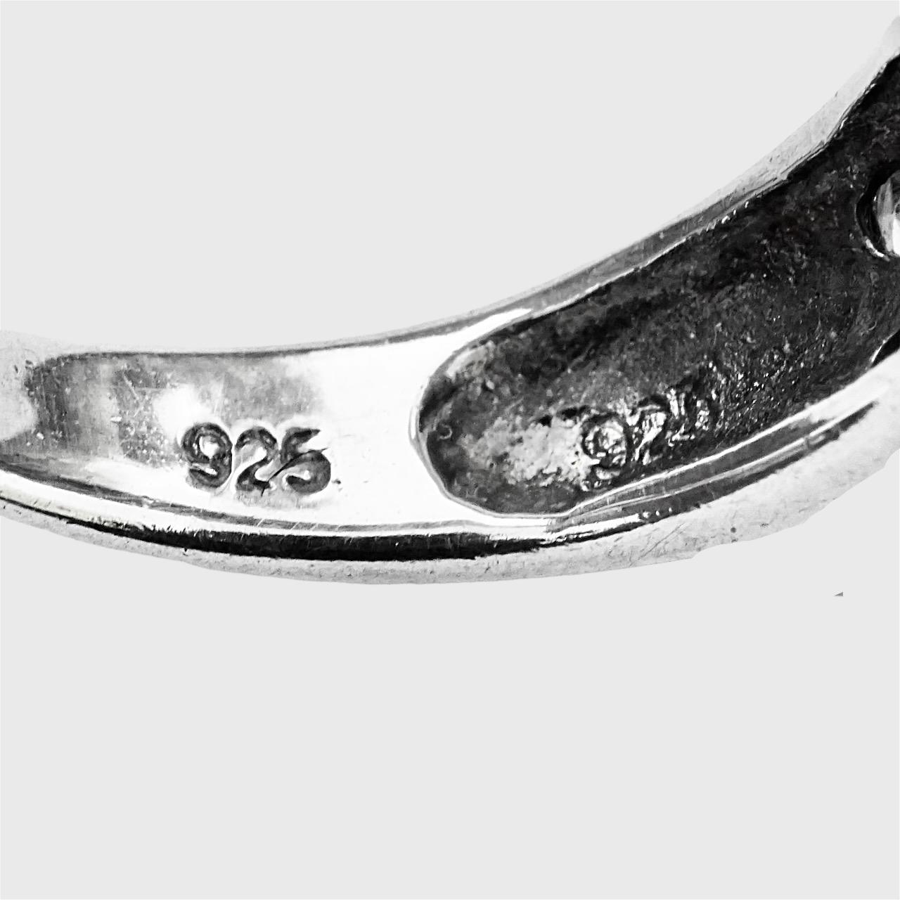 Anello in argento sterling con grappolo di pietre sfaccettate chiare e dettaglio della spalla in vendita 2