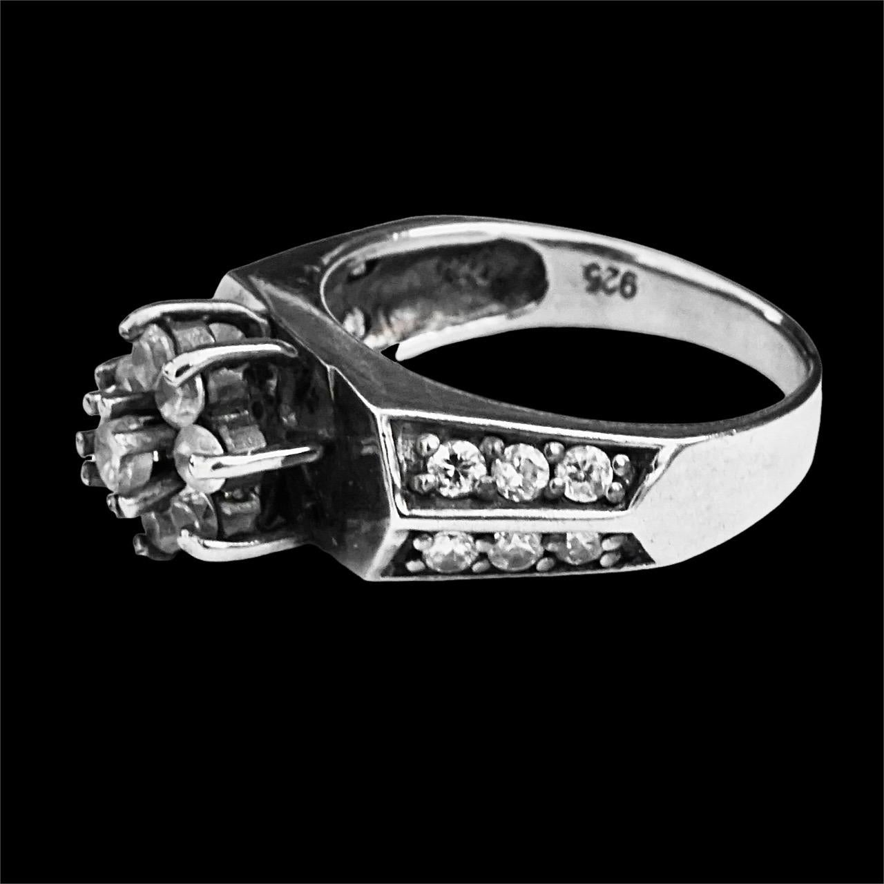 Anello in argento sterling con grappolo di pietre sfaccettate chiare e dettaglio della spalla in vendita 3