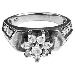 Anello in argento sterling con grappolo di pietre sfaccettate chiare e dettaglio della spalla