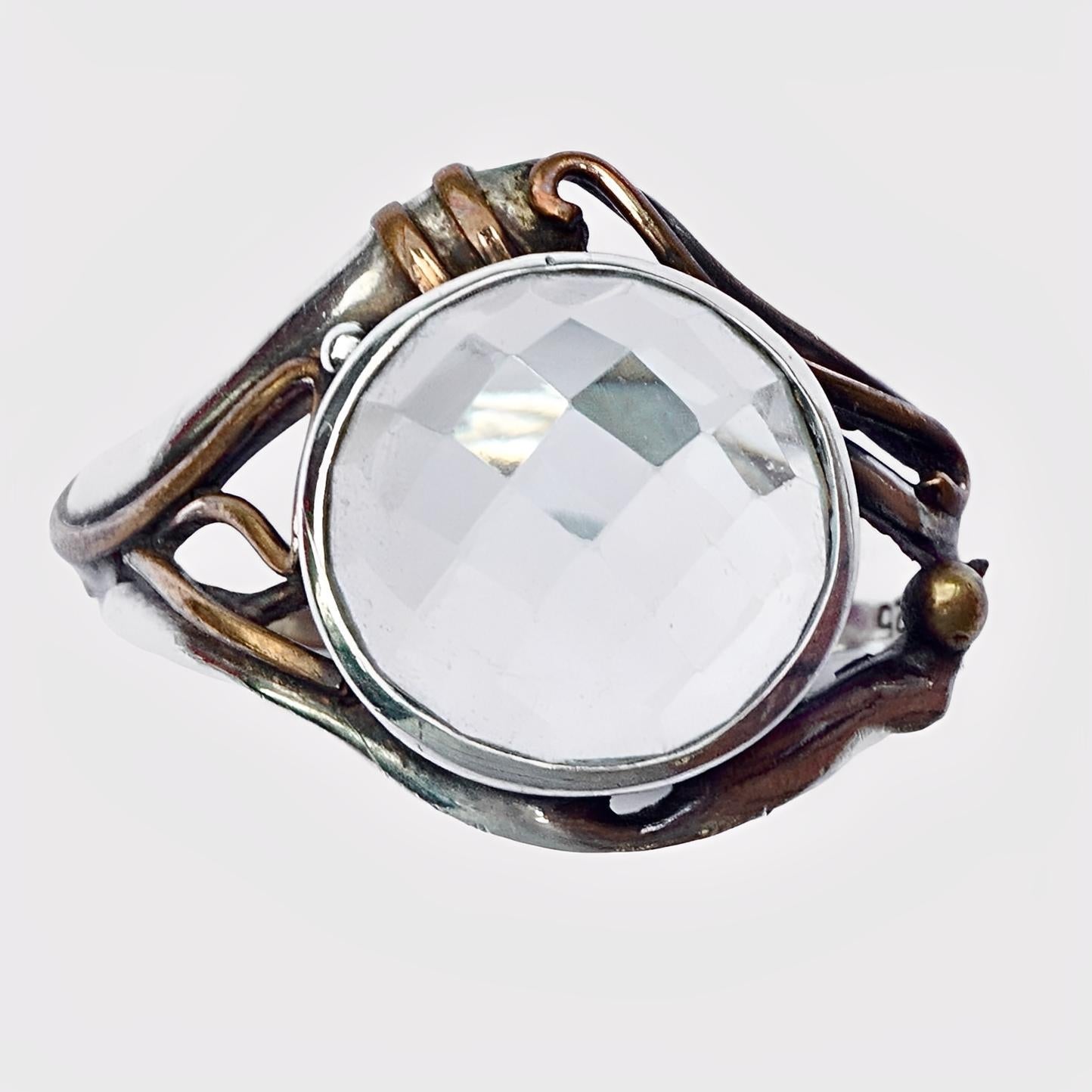 Wunderschöner Ring aus Sterlingsilber mit einer facettierten Glaskuppel und einer rosé- und goldfarbenen Verzierung im Jugendstil. Wir haben den Ring einer leichten Reinigung unterzogen.

Ringgröße UK P, US 7 1/2, Innendurchmesser 1,9 cm / .75