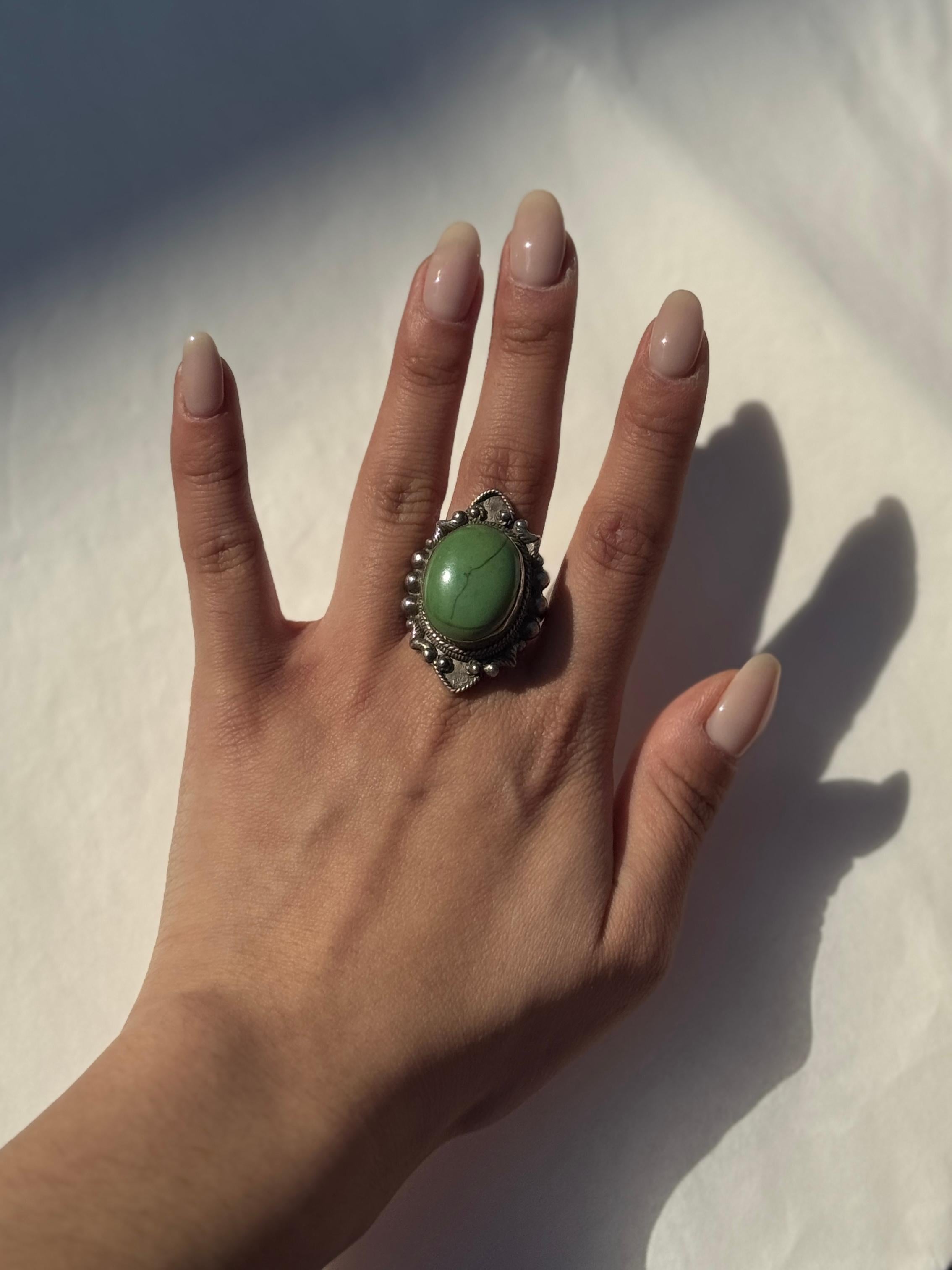 Sterling Silver Ring with Large Green Howlite Cabochon and Ornate Boho Setting In condizioni buone in vendita a Milano, IT