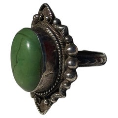 Bague en argent sterling avec grand cabochon de howlite verte et monture boho ornée