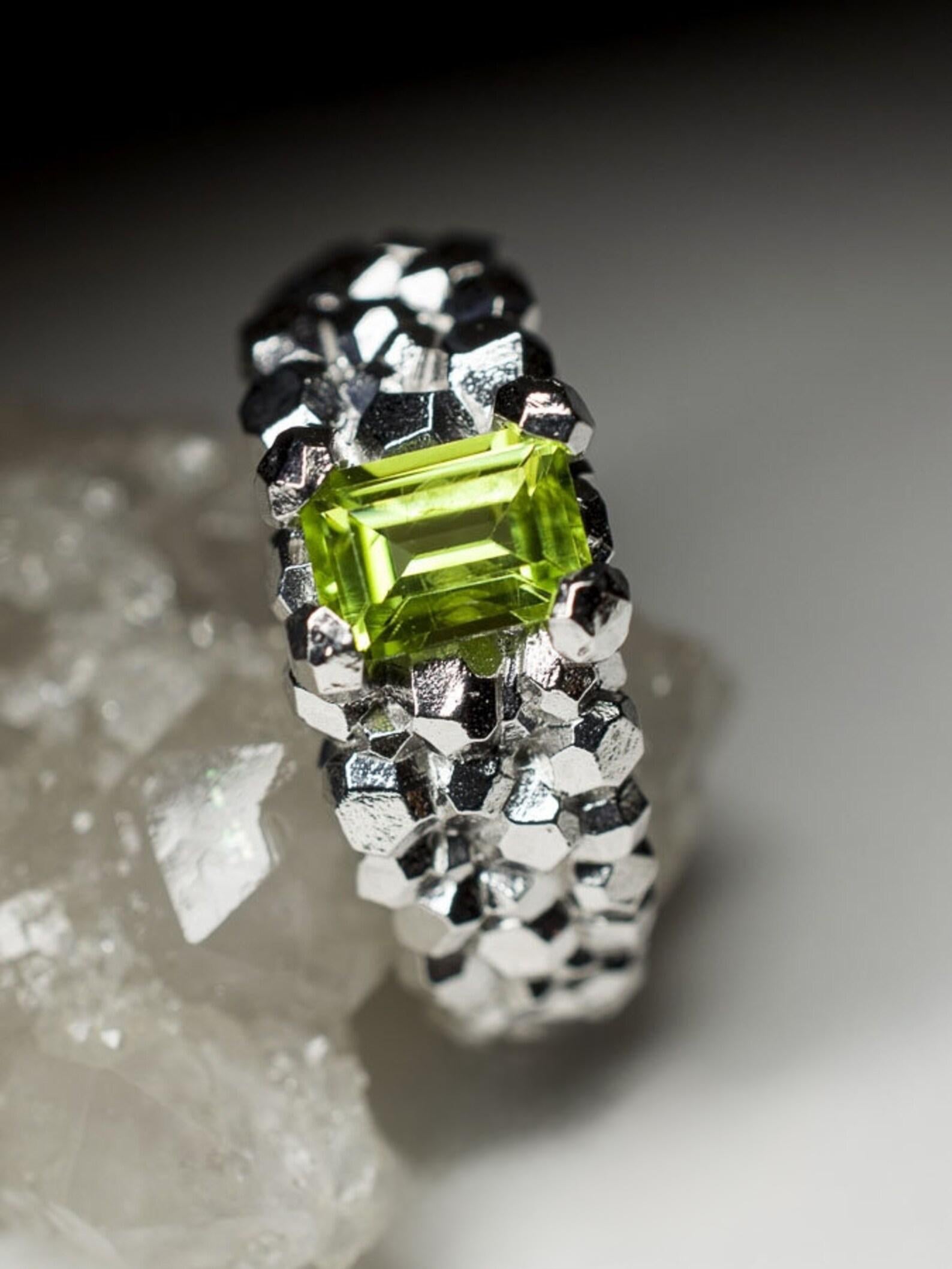 Anello in argento sterling con peridoto verde naturale taglio ottagono 1ct stile regalo per la moglie In condizioni Nuovo in vendita a Berlin, DE