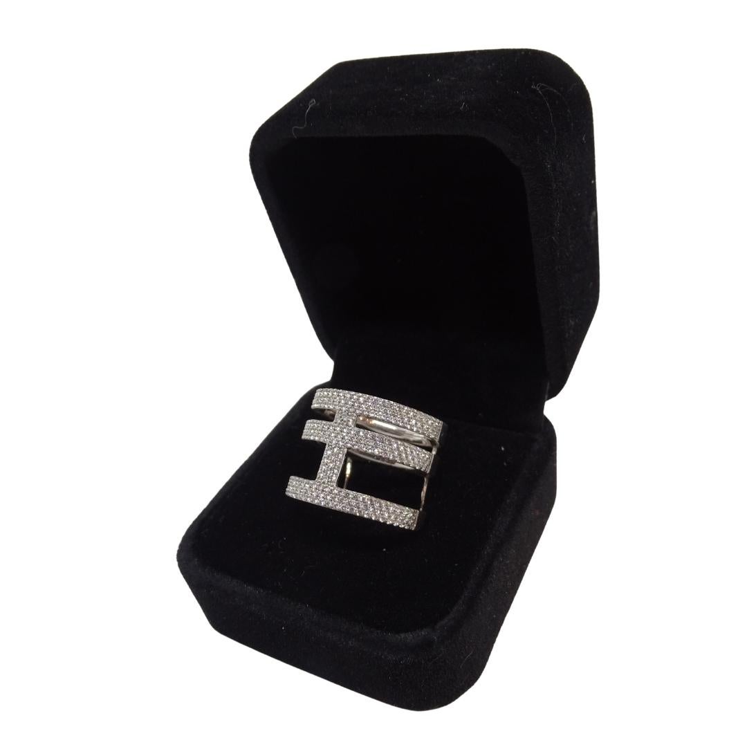 Incredibile e senza tempo  Anello del marchio francese Guiot de Bourg, realizzato in argento sterling e zirconi. Le sue linee delicate lo rendono un pezzo discreto ma elegante. La brillantezza deriva da file di zirconi taglio brillante incastonati a