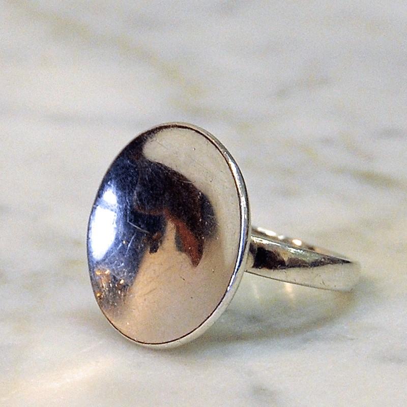 Special, clean and round sterling silver ring with a formation on top as a plate. Minimalistic style. Good solid silver base. Marked 925 GHA. Sweden.
Inner diameter is 18 mm, height of ring 25 mm. Size of cup plate 23 mm D. x 15 mm L. Height of cup