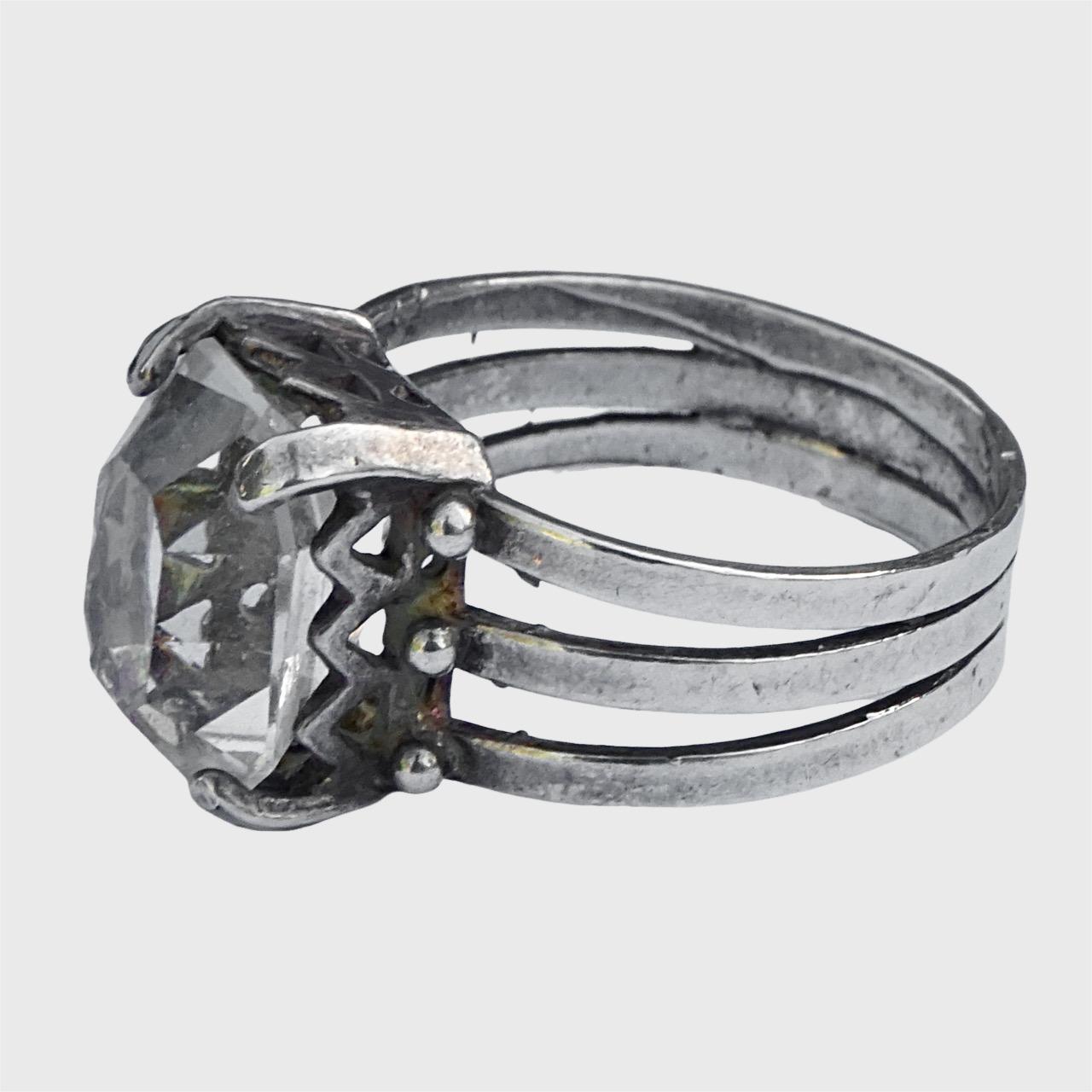 Anello in argento sterling con dettaglio a tre bande e pietra sfaccettata trasparente In condizioni buone in vendita a London, GB