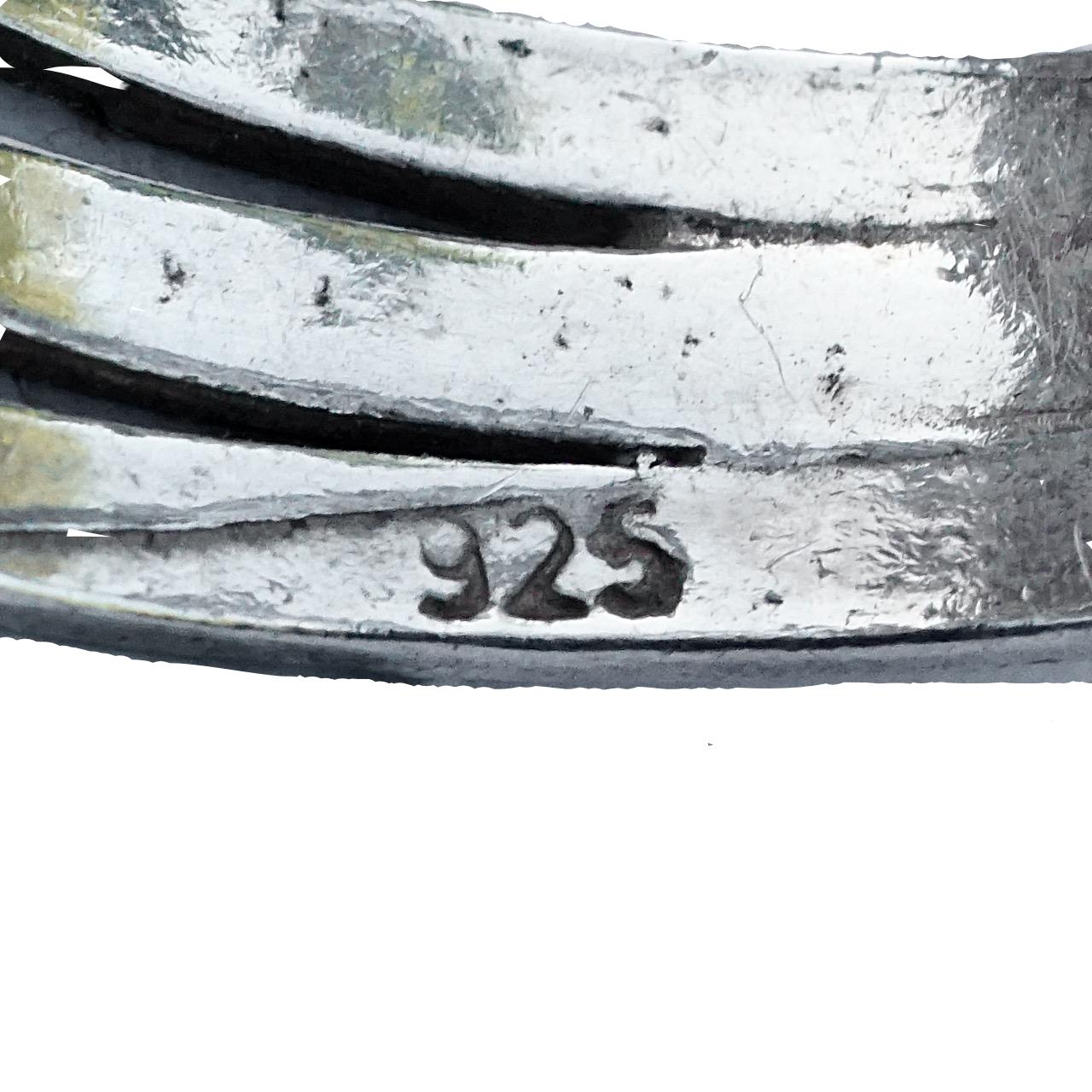 Anello in argento sterling con dettaglio a tre bande e pietra sfaccettata trasparente in vendita 2