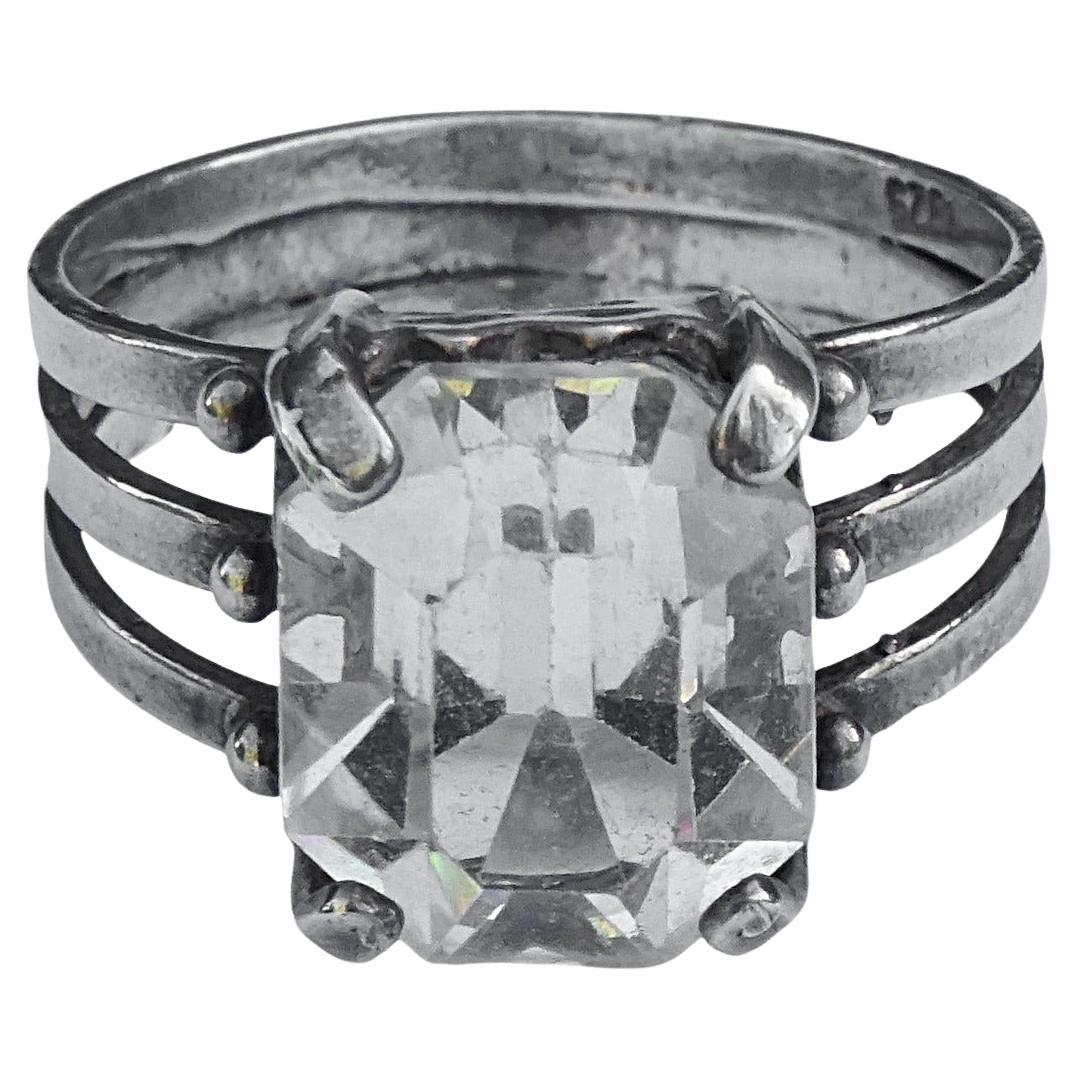 Anello in argento sterling con dettaglio a tre bande e pietra sfaccettata trasparente in vendita