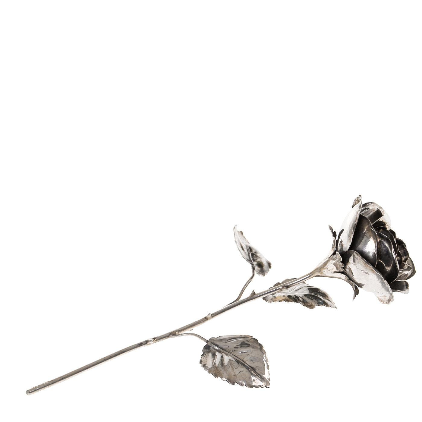 Diese elegante Rose aus Sterlingsilber ist symbolisch und dekorativ zugleich und wird von der Florentiner Silberschmiede der Gebrüder Lisi mit viel Geschick gefertigt. Die Blume wird von Hand geprägt und graviert, um ein Höchstmaß an Details zu