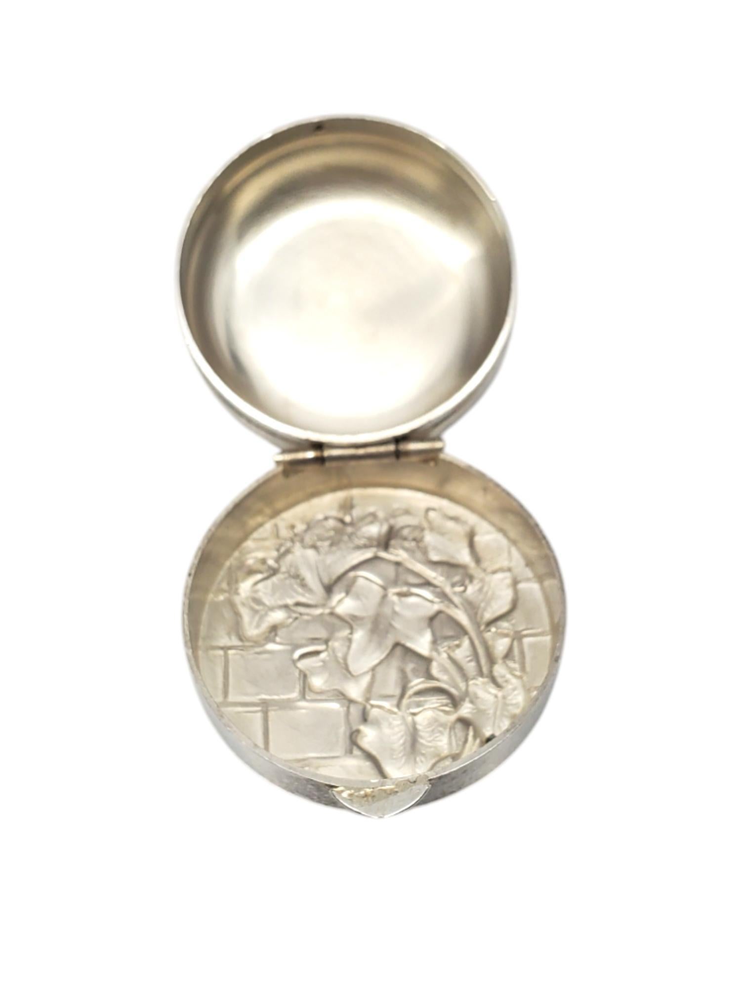 Sterling Silver Round Pill Box With Ivy Design -

This vintage sterling silver pill box features a ivy wall design with polished sides & bottom.

Size: 34.94 mm x 32.59 mm

Stamped: STERLING

Weigh: 19.2 dwt / 12.4 gr.

Very good condition,