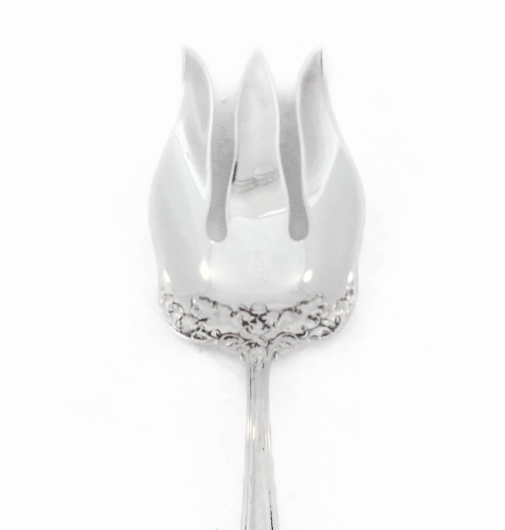 In offerta c'è un pezzo da portata in argento sterling di Gorham Silversmiths nel modello 