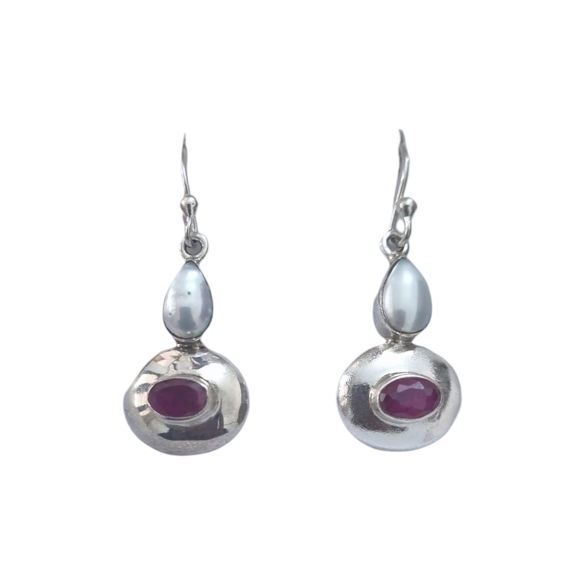 Metal - Sterling silver
Gross Weight - 3.40 Grams
Gemstones - Natural Rubies & Freshwater Pearls

Introducing our exquisite oval cut ruby and pear-shaped pearl earrings in stunning sterling silver. Elevate your style with this timeless combination