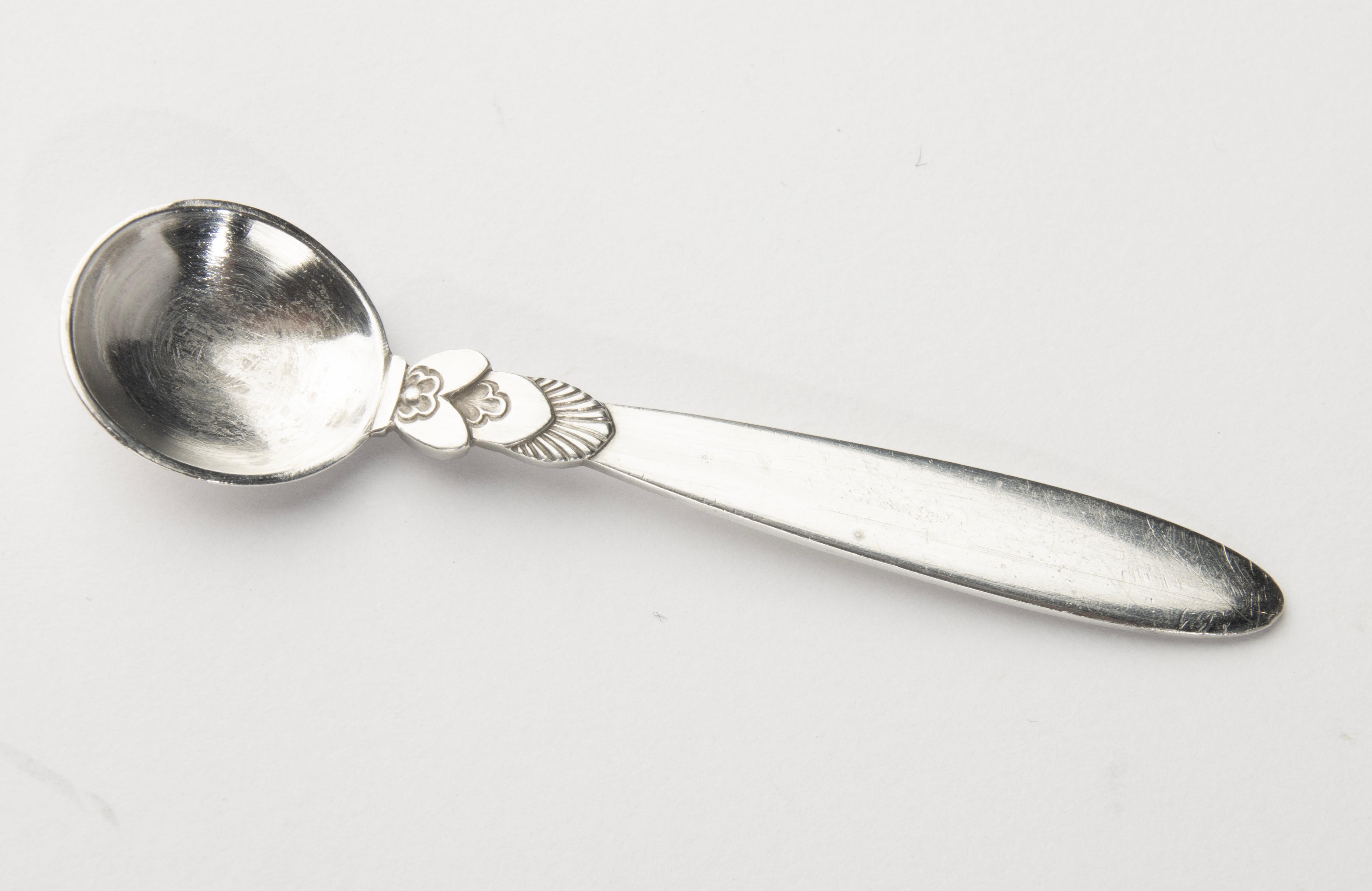 Salero de plata de ley con cuchara para sal - Georg Jensen Danés en venta