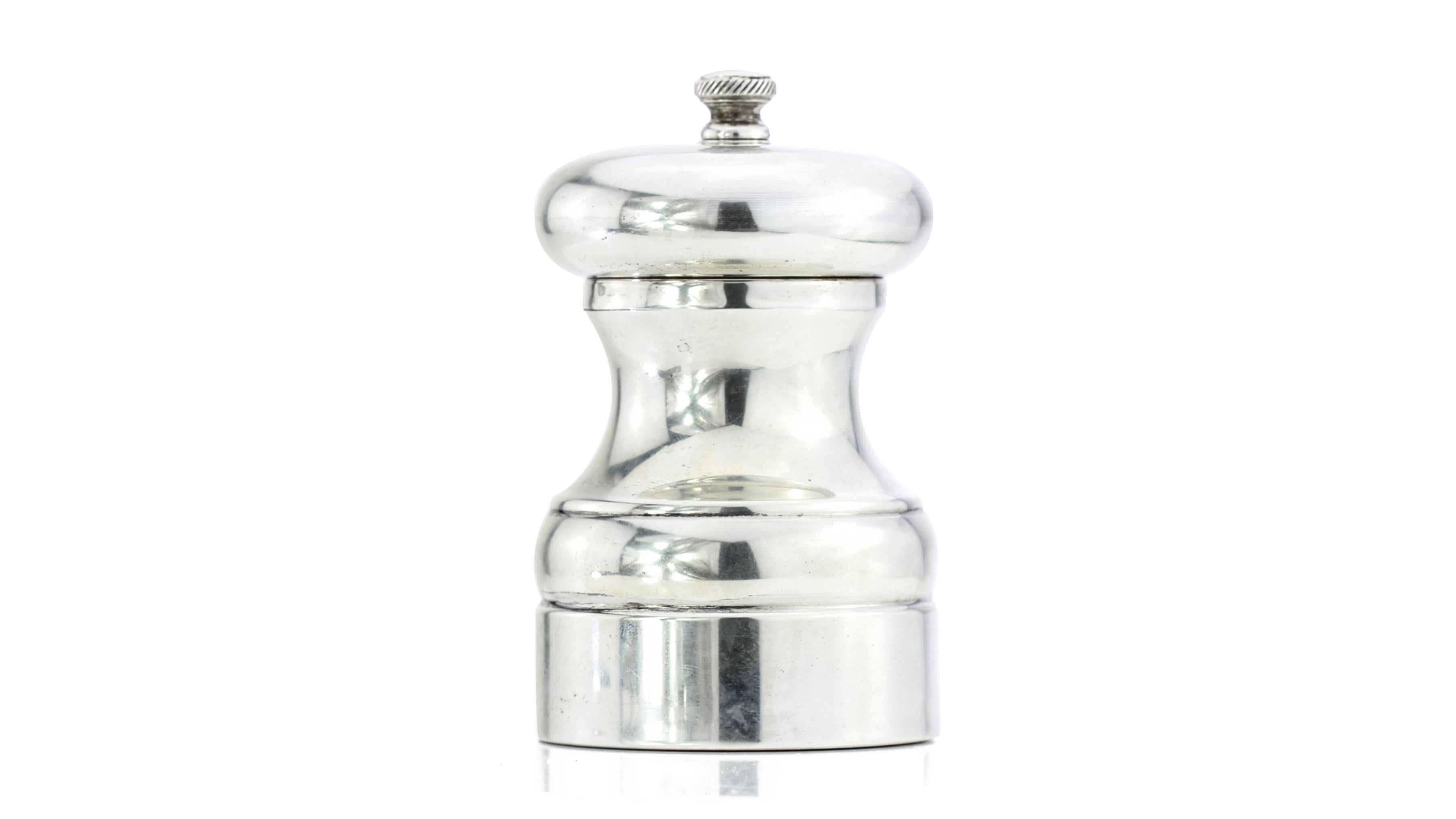 Sterling silver salt/pepper grinder

Maker: DB ( Unknown ) 
Peter Piper mechanism ( 1982) 
Made in England, London, 1988
Fully hallmarked.

Dimensions - 
Size: Diameter/Height: 6 x 10 cm 
Weight: 237 grams

Condition: General used, has