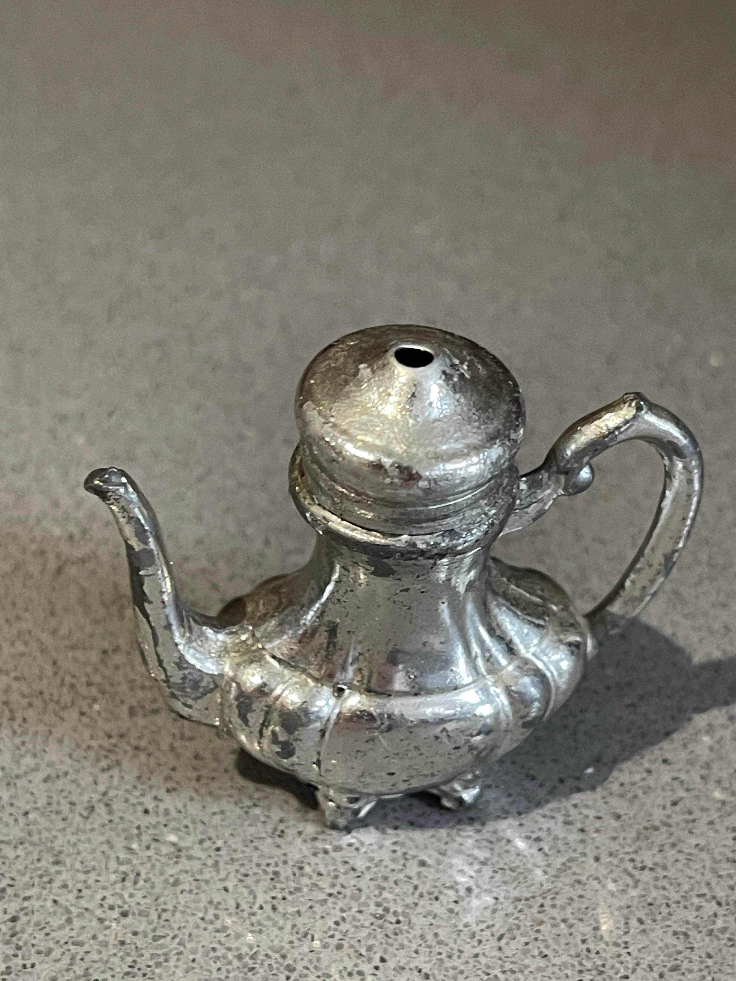 A pair of delightful antique silver sterling salt and pepper shakers with unique characteristics. It is in excellent condition, which shows how well it has been looked after.  8x5x3cm  SILV73 