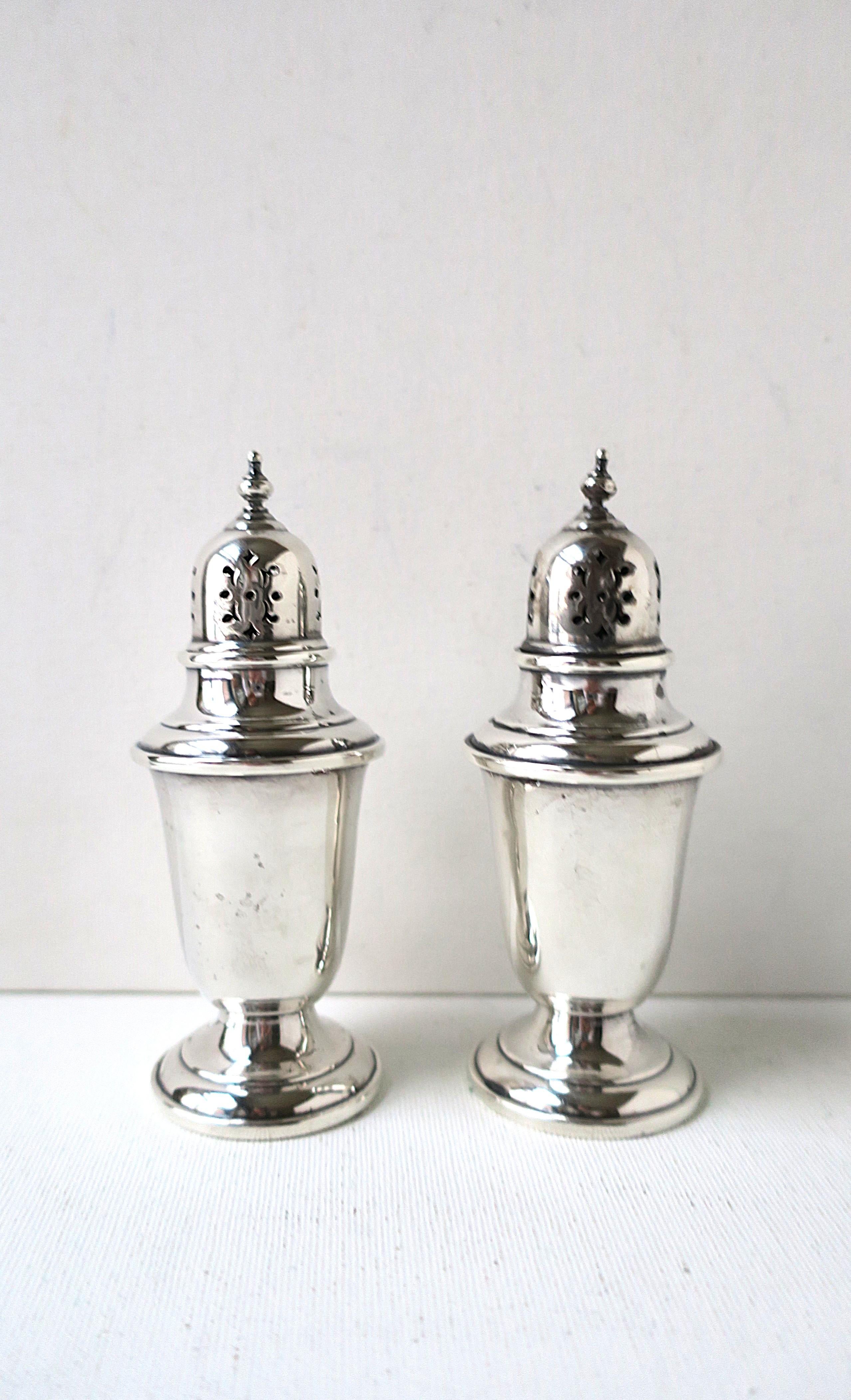 Un par de saleros y pimenteros de plata de ley de Gorham Silversmiths, hacia principios del siglo XX, América. Clásicos agitadores de plata de ley con remate superior y base con pie. Precioso para cualquier cena. Por y documentado 'Gorham',