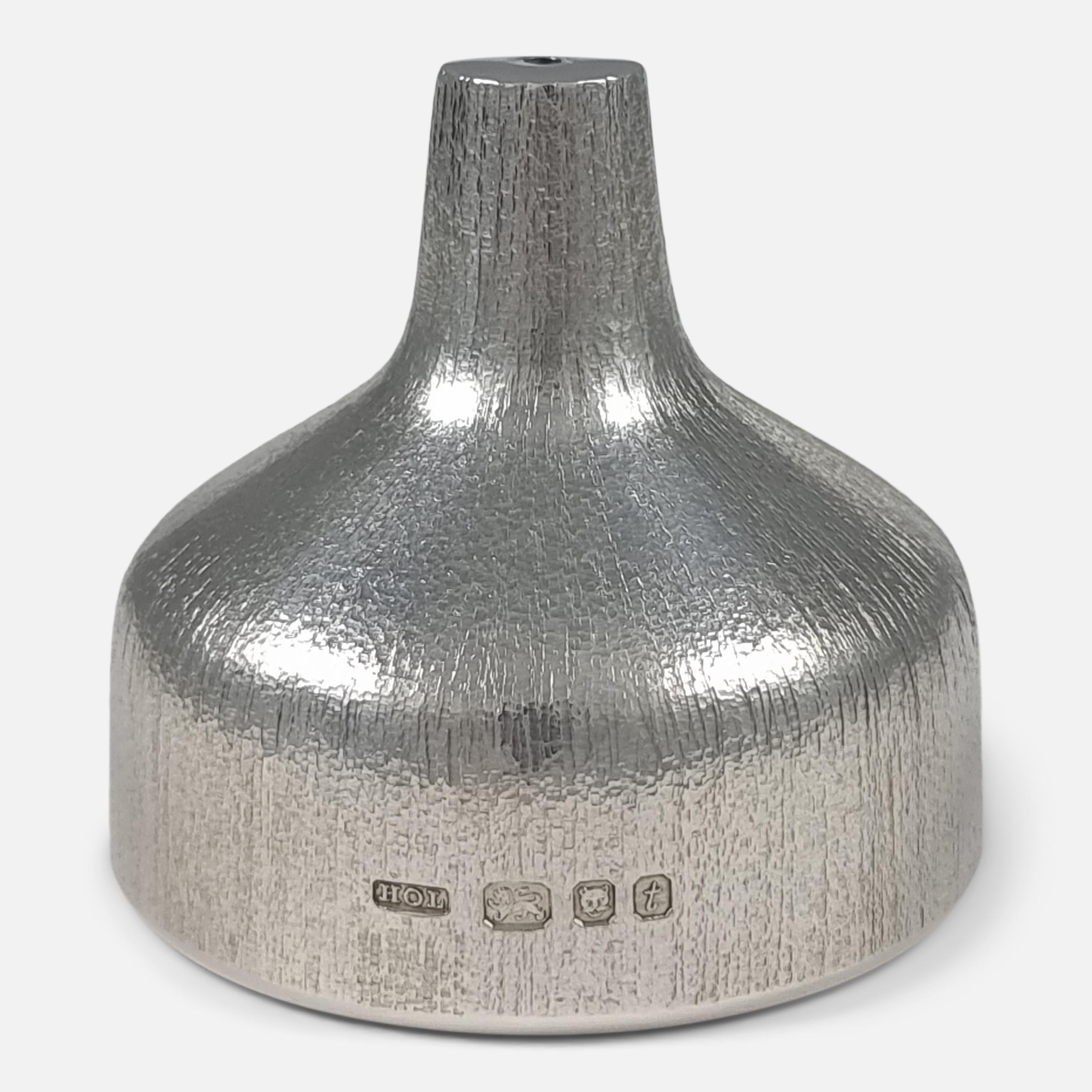 Salero y pimentero de plata de ley, Casa de Lawrian, 1974 en venta 3