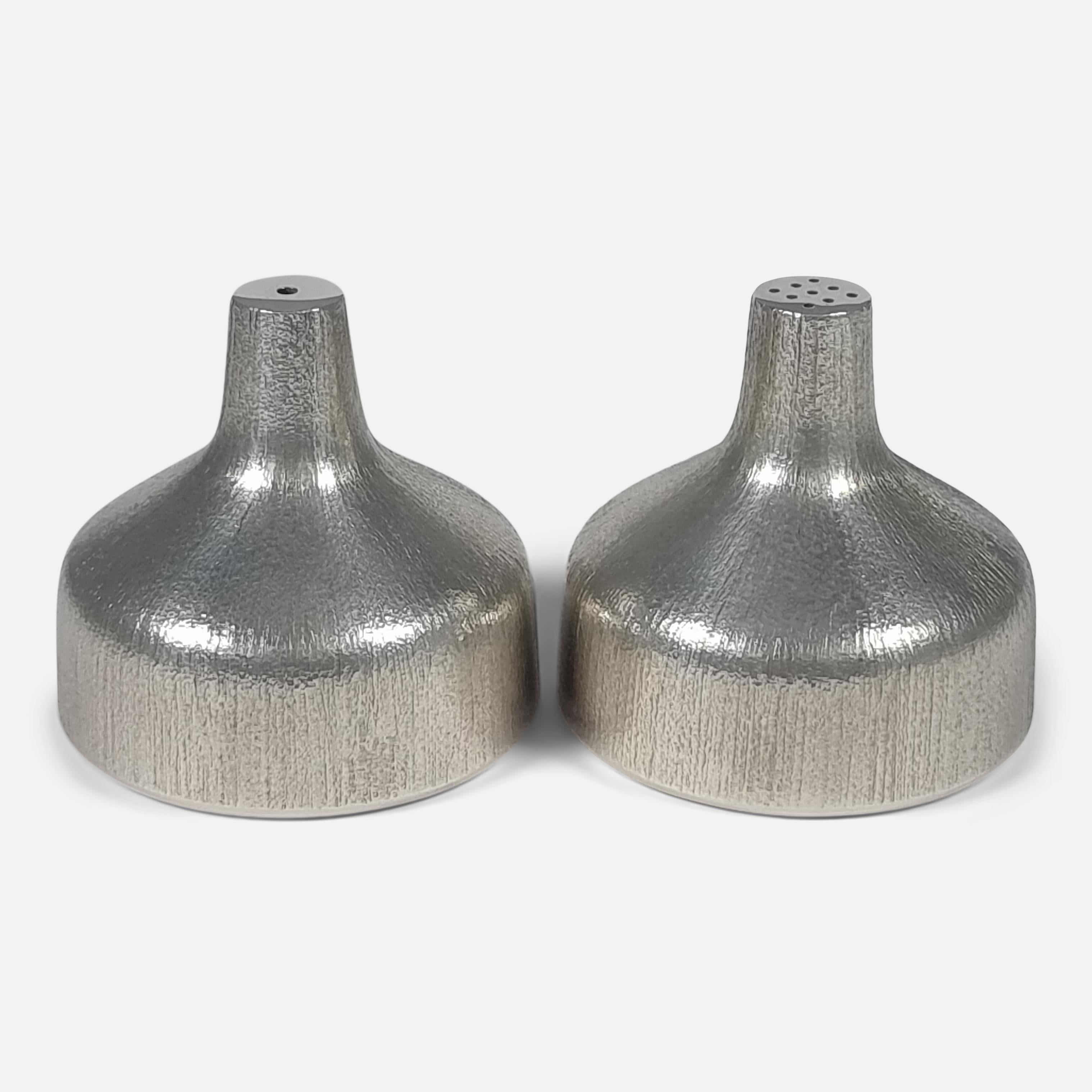 Sterling Silver Salt & Pepper Shakers, House of Lawrian, 1974 In Good Condition For Sale In Glasgow, GB