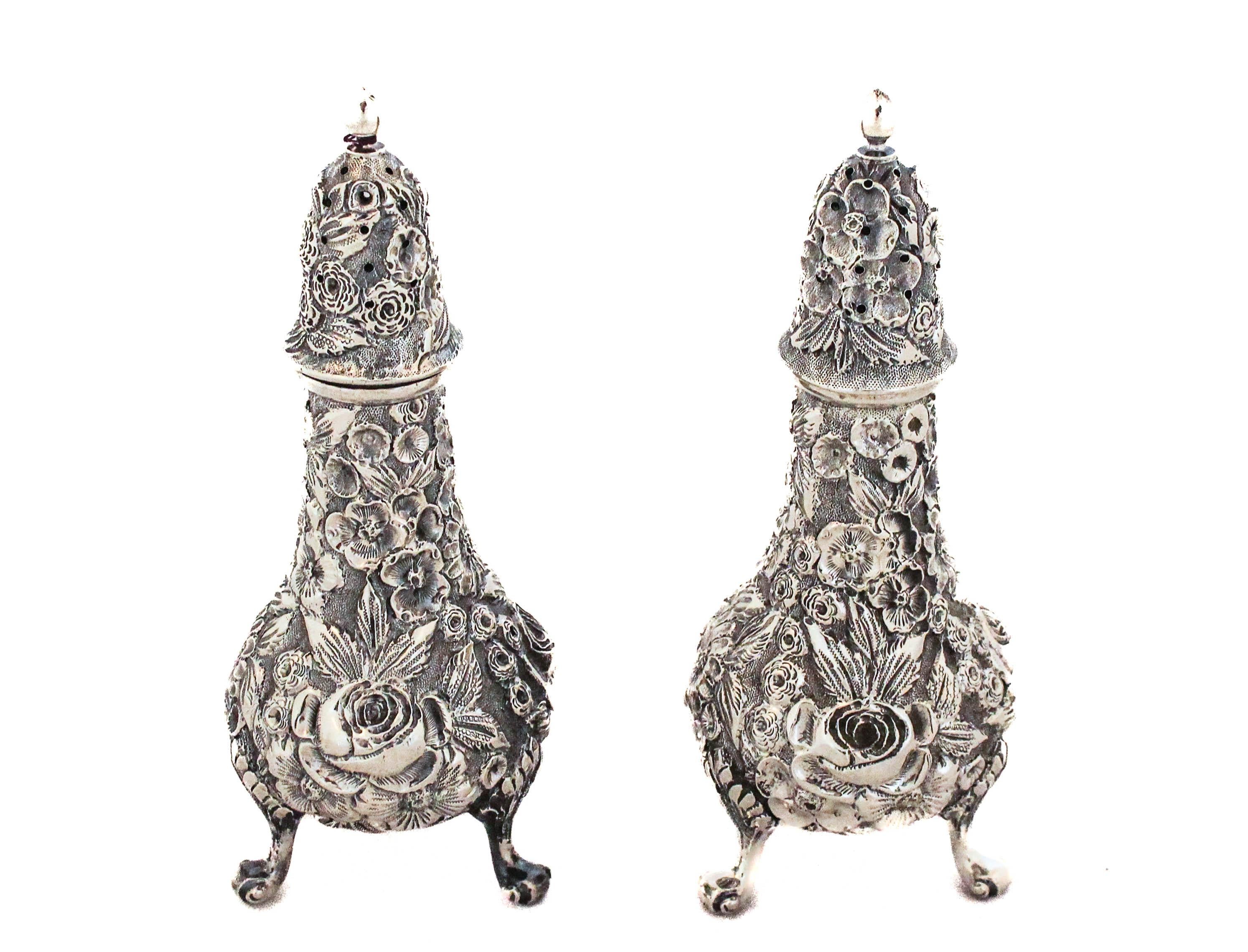 Se ofrece un conjunto de cuatro piezas de plata de ley: dos saleros y dos saleros (un par de cada).  Diseñado y fabricado por S. Kirk & Sons en su icónico diseño 