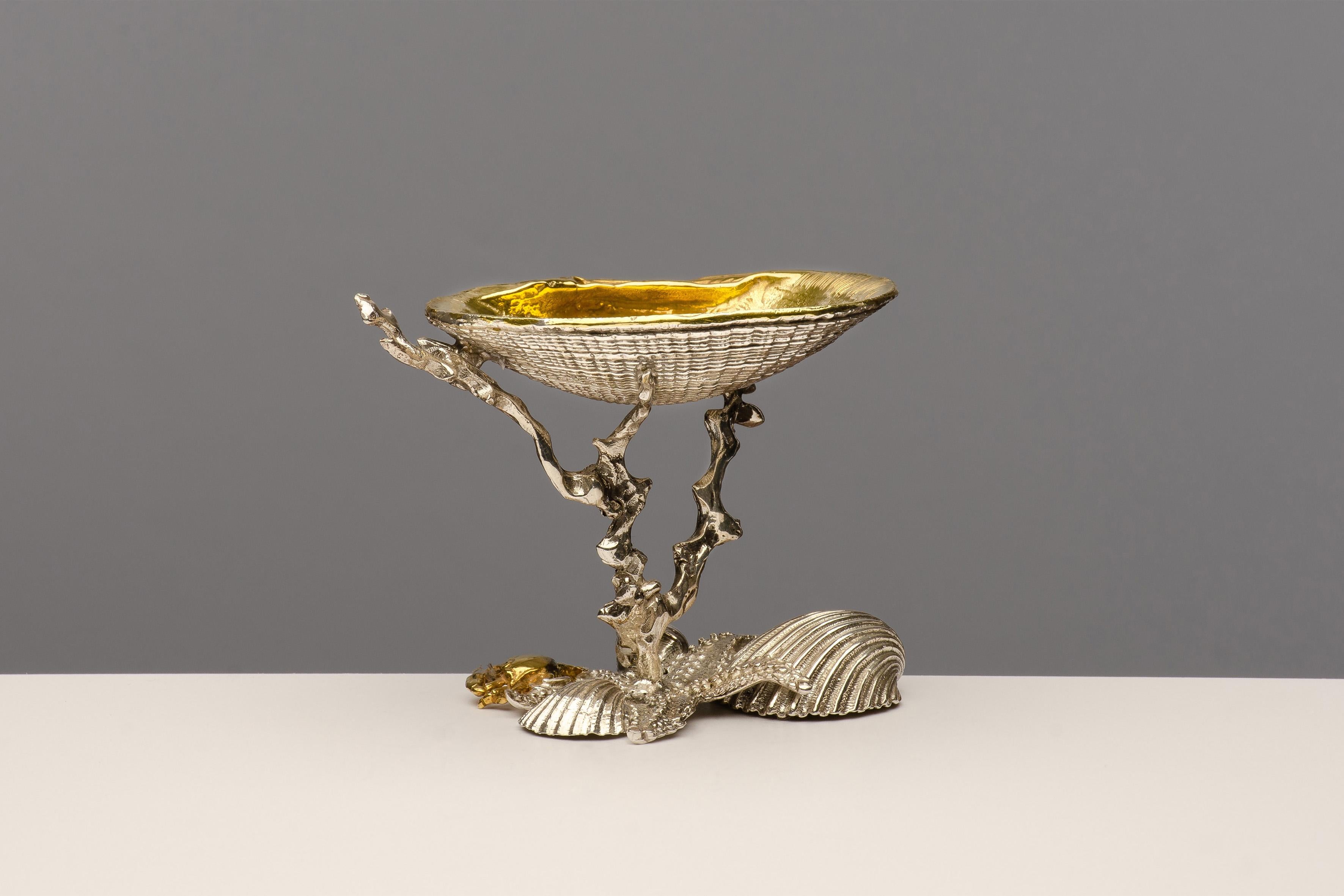 This solid sterling silver is a classic naturalistic salt or spice cellar. It’s perfectly suitable for various ways of usage -either for salt, dips, spices or even for nuts. Above all it’s a wonderful table decoration. The inside is 24-karat