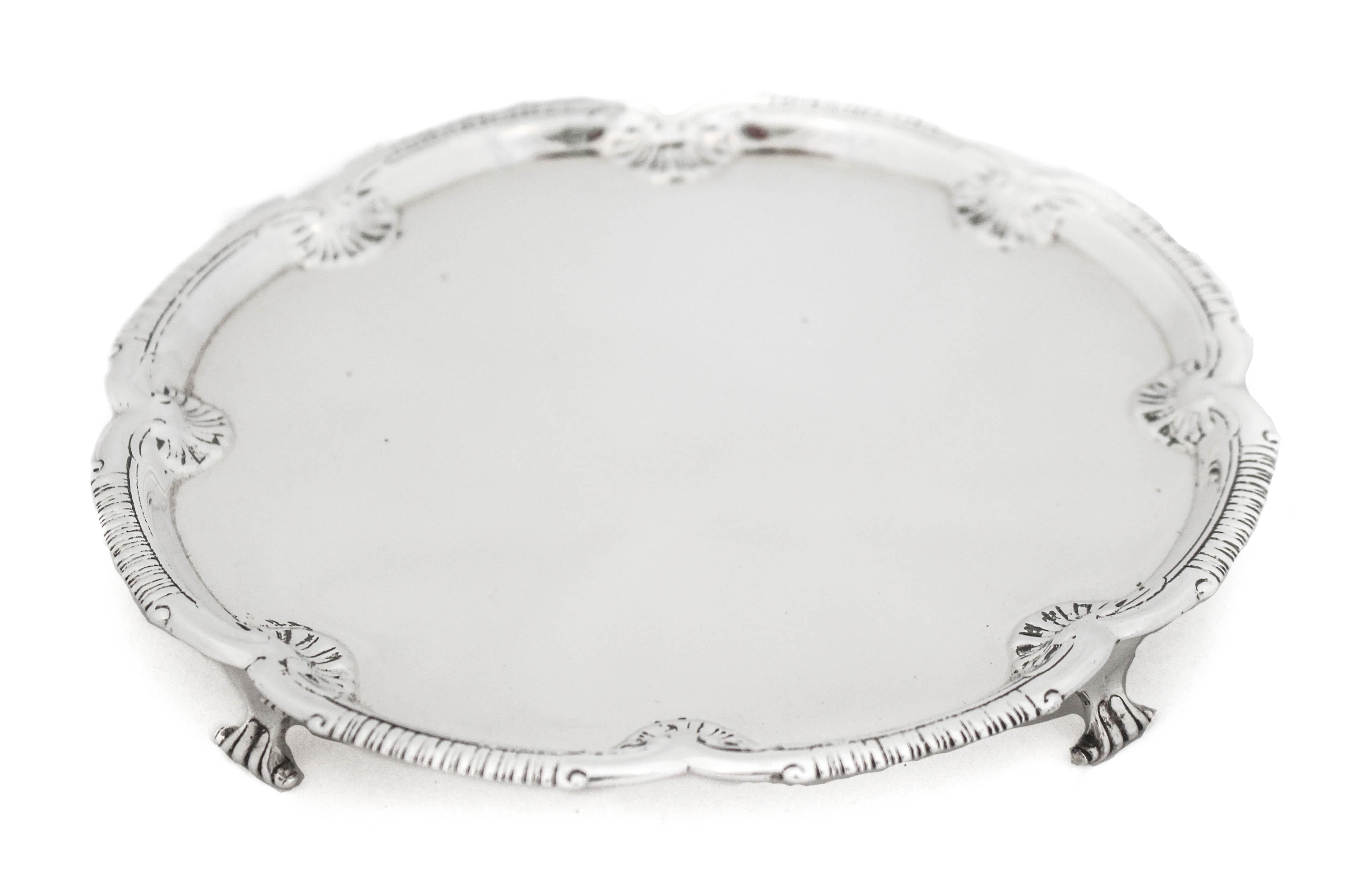 Se ofrece una bandeja de plata de ley basada en un diseño federalista americano de 1893. Tiene un borde festoneado con un diseño de espiga alrededor.  En cada una de las ocho hendiduras hay un motivo en forma de concha en el salvamanteles.  Se alza
