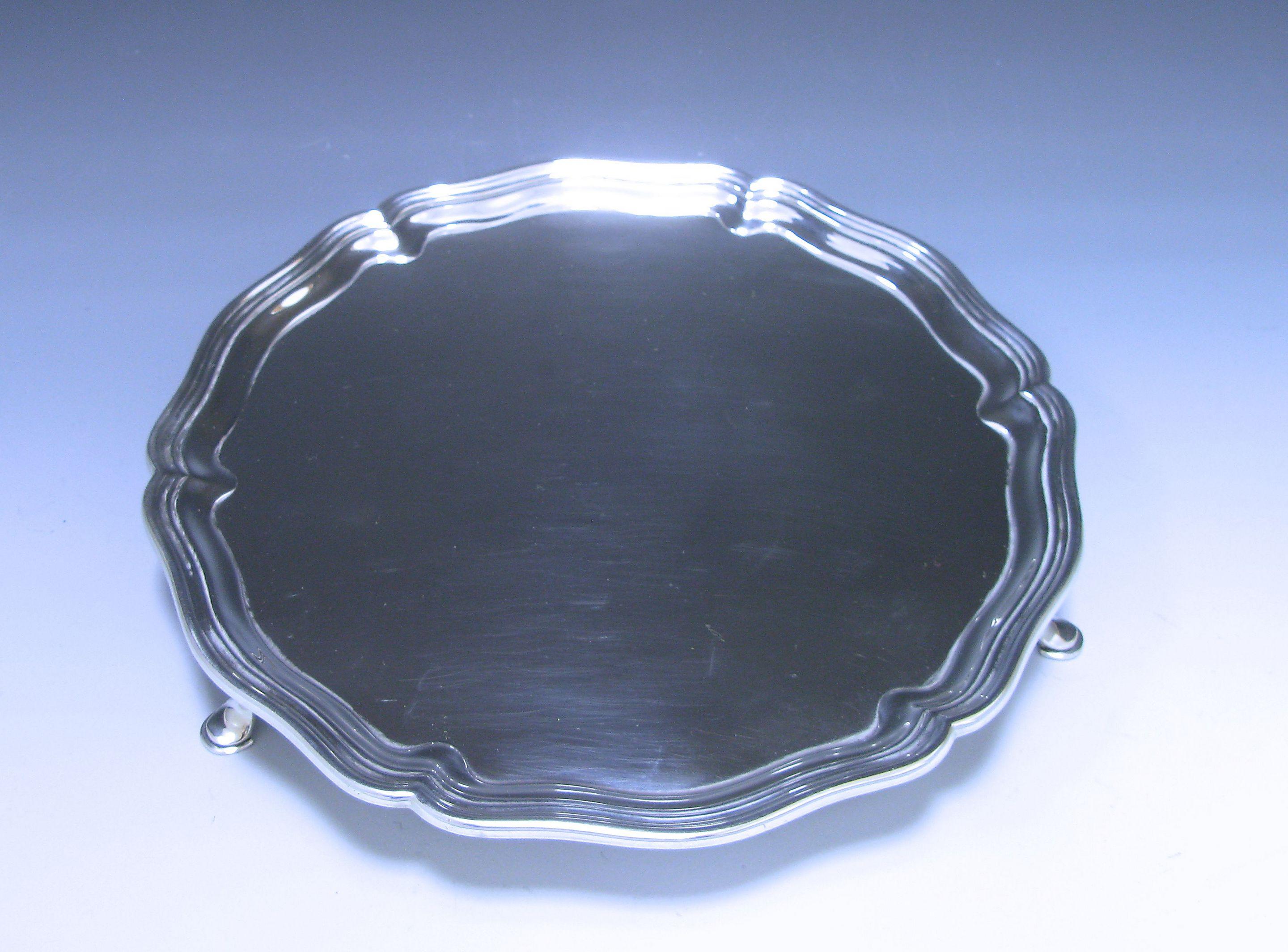 Sterling Silver Salver of Circular Form with a Chippendale Style Border In Good Condition For Sale In London, GB