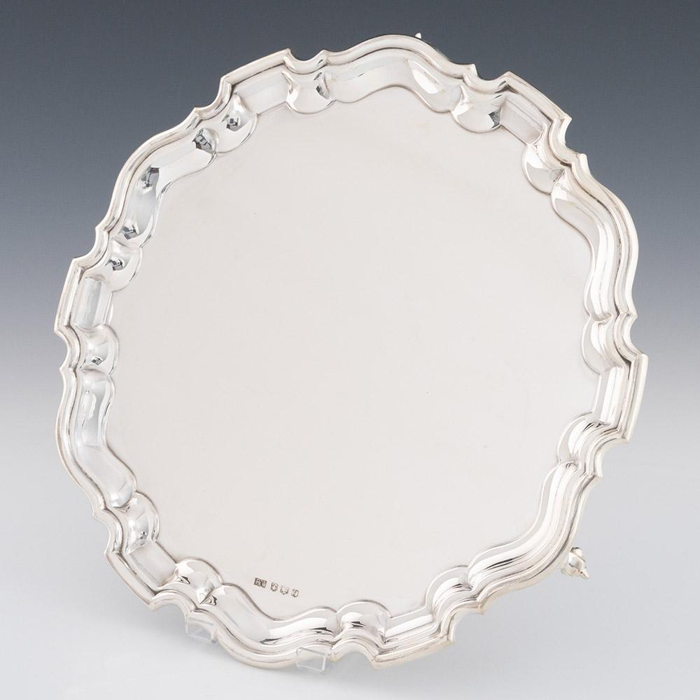 Intitulé : Plateau en argent massif par Viner's Ltd
Date : Poinçonné à Sheffield en 1938 pour Viner's Ltd
Période : George V
Origine : Sheffield, Yorkshire, Angleterre
Décoration : bords festonnés avec trois pieds à volutes
Taille :  Hauteur 3.5cm.