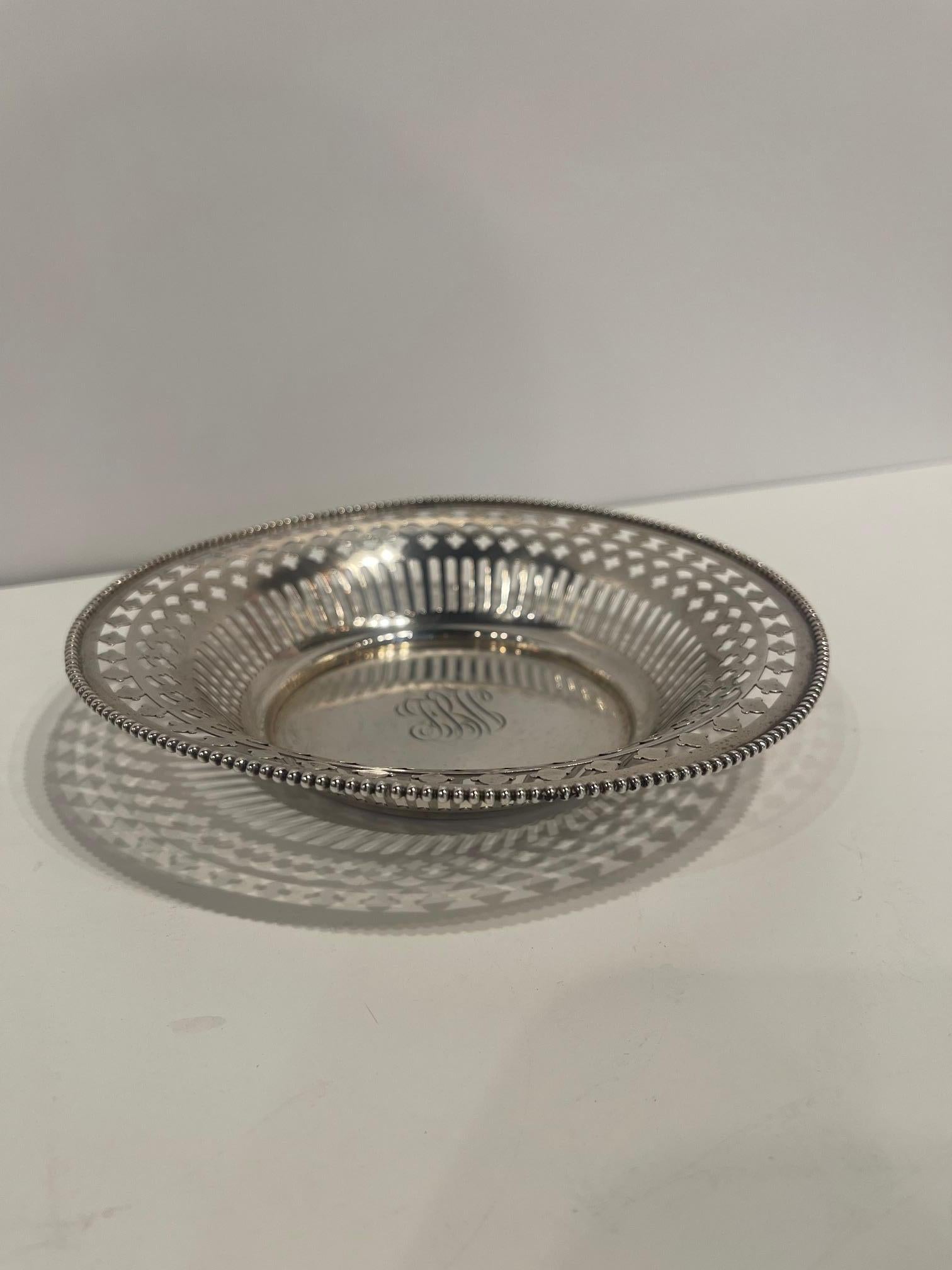 Bandeja de plata de ley con borde reticulado, S. XIX siglo XIX en venta