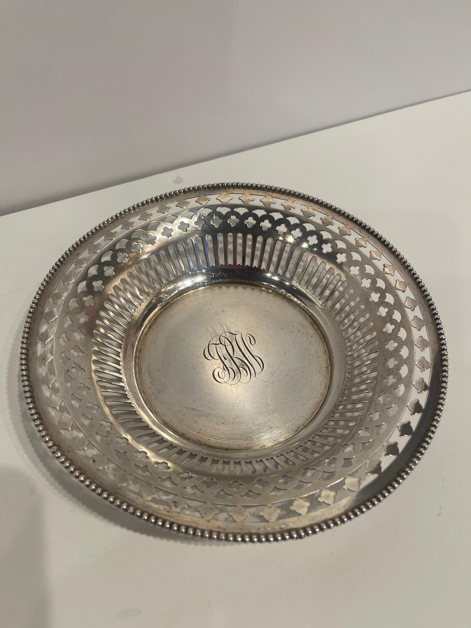Bandeja de plata de ley con borde reticulado, S. XIX Plata esterlina en venta