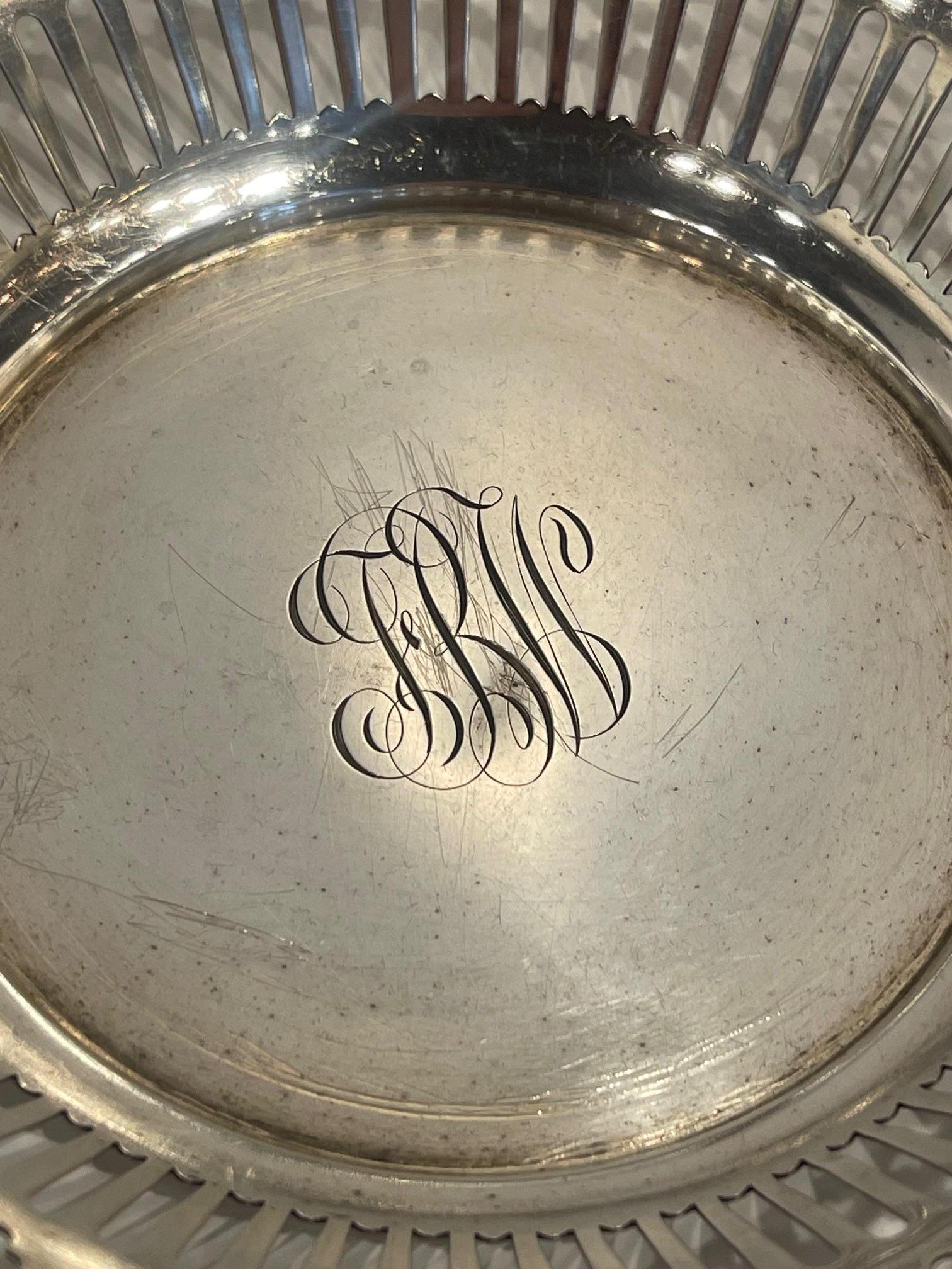 Bandeja de plata de ley con borde reticulado, S. XIX en venta 1
