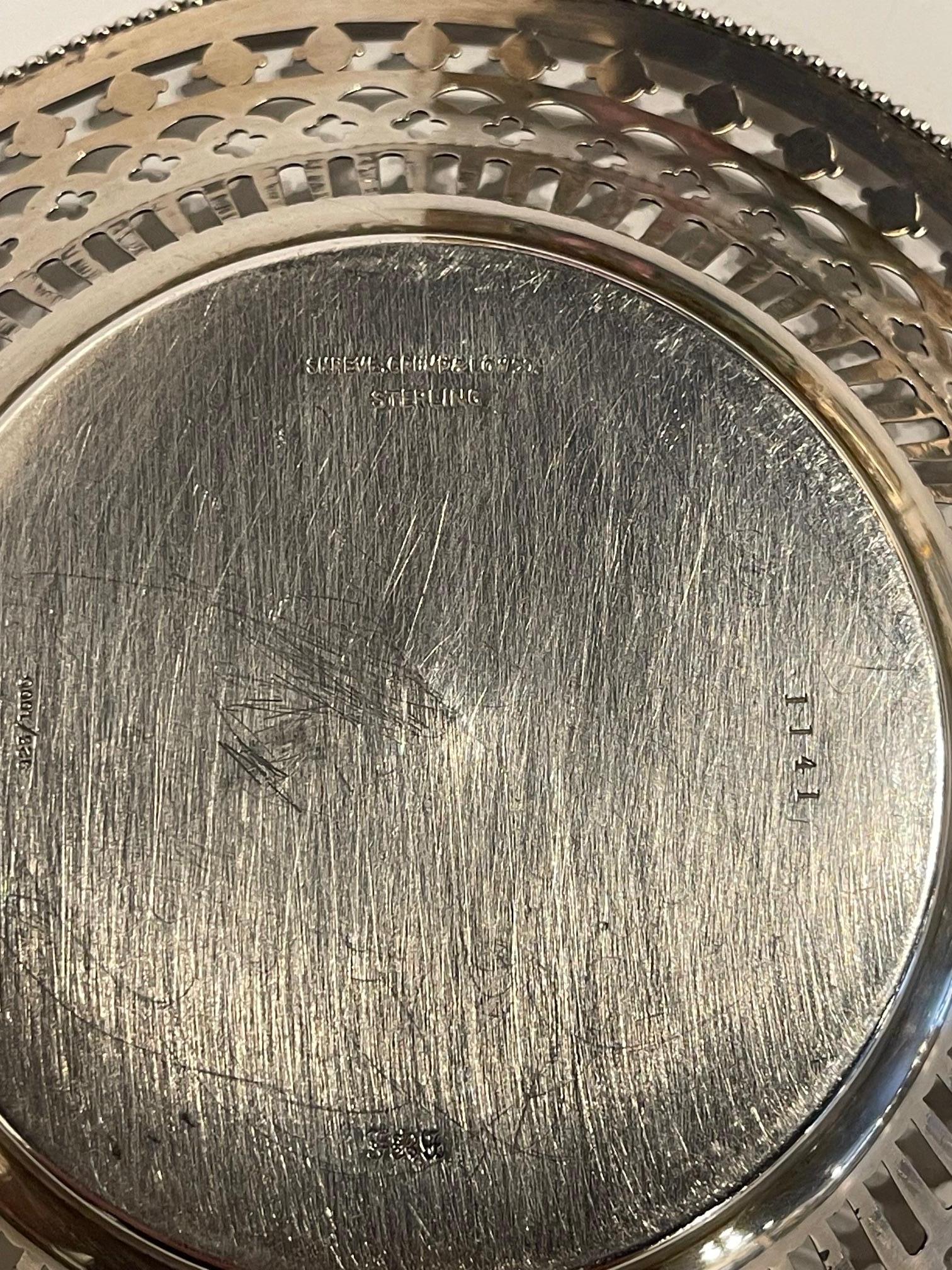 Bandeja de plata de ley con borde reticulado, S. XIX en venta 2