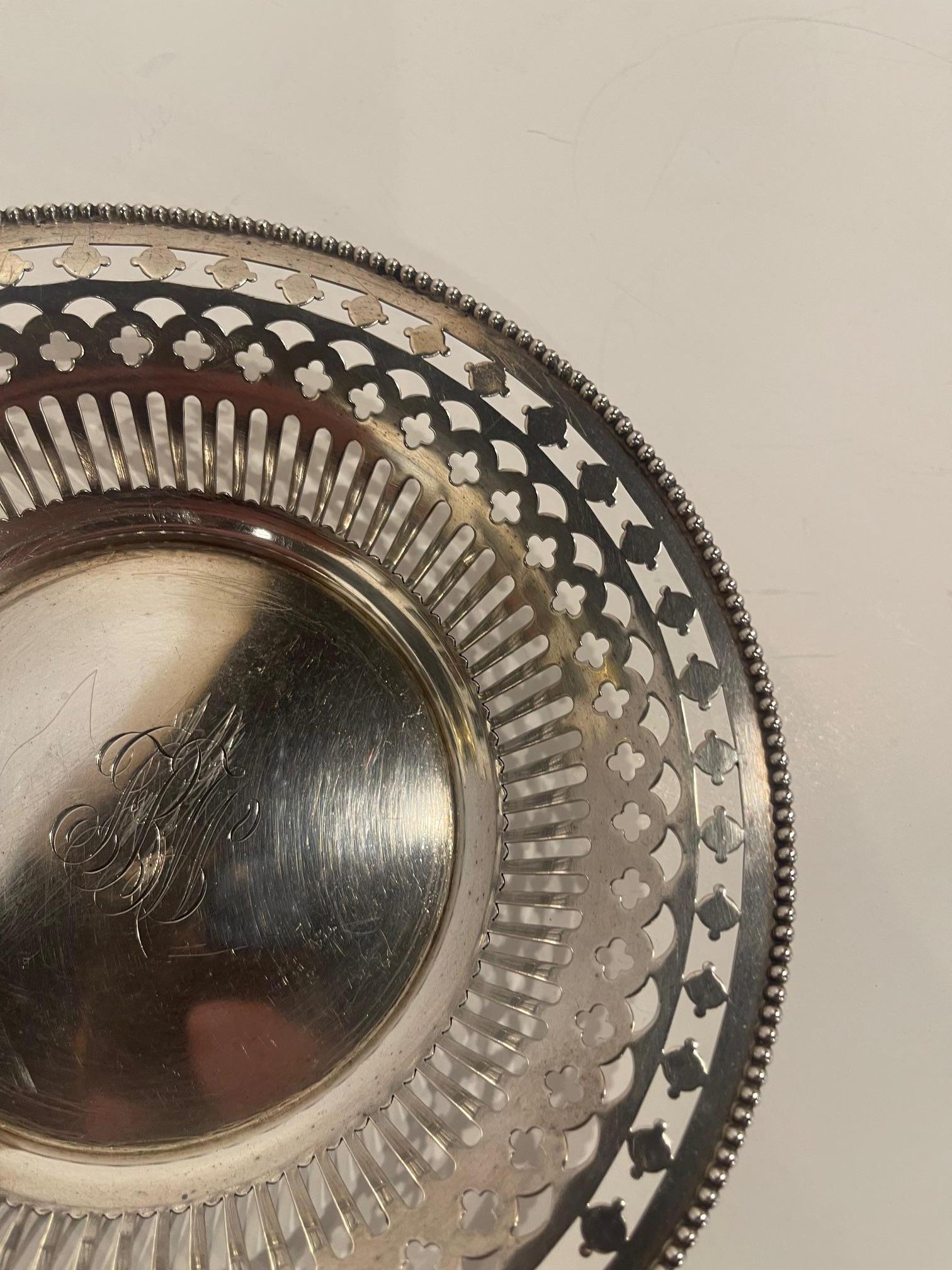Bandeja de plata de ley con borde reticulado, S. XIX en venta 4