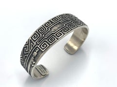 Sandguss-Armband aus Sterlingsilber von Navajo-Silberschmied Kirk Smith