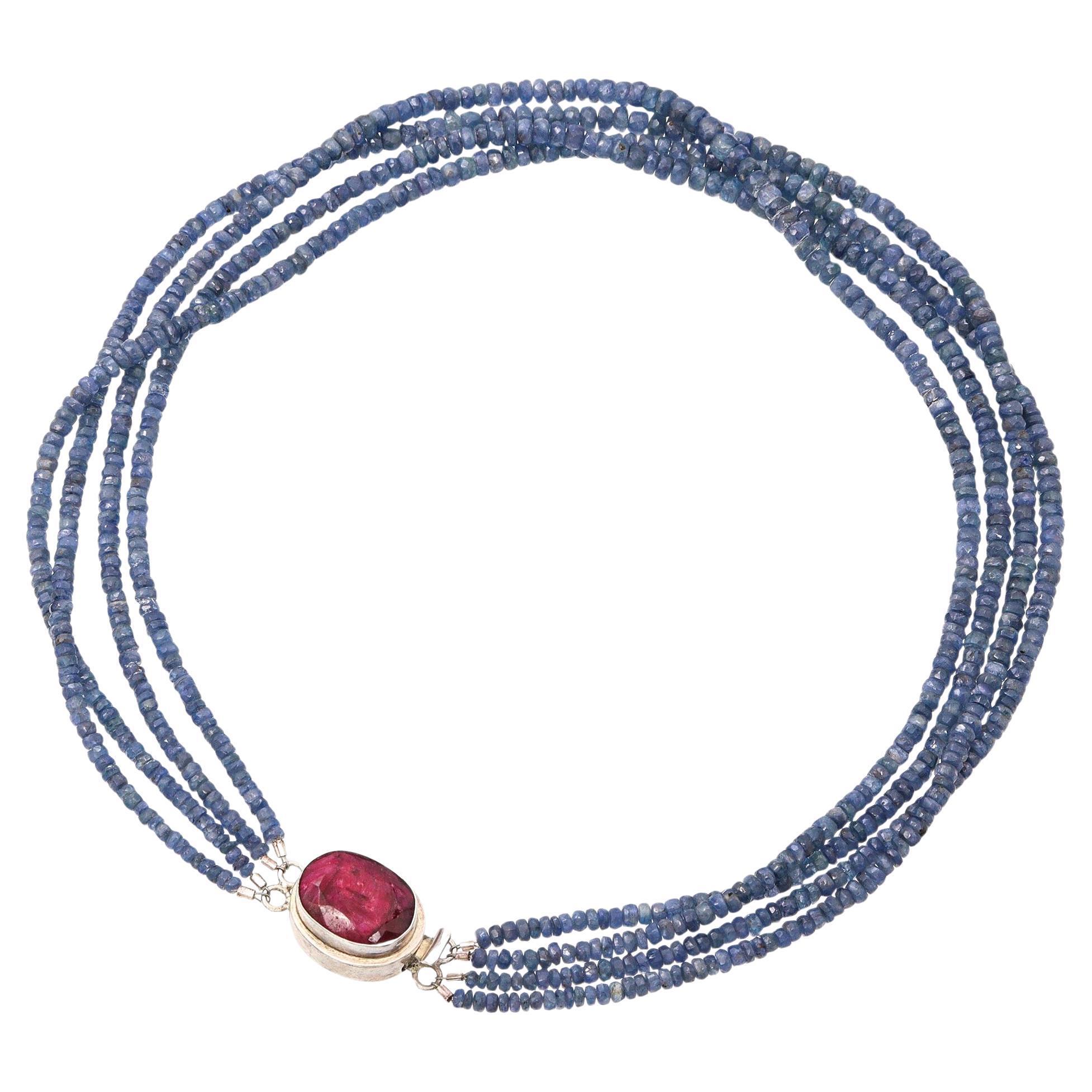 Collier de perles de saphirs et de rubis en argent sterling, composé d'un magnifique cordon de saphirs et de rubis aux teintes riches, rehaussé de perles en argent sterling. L'alternance des pierres précieuses crée un contraste saisissant, mettant