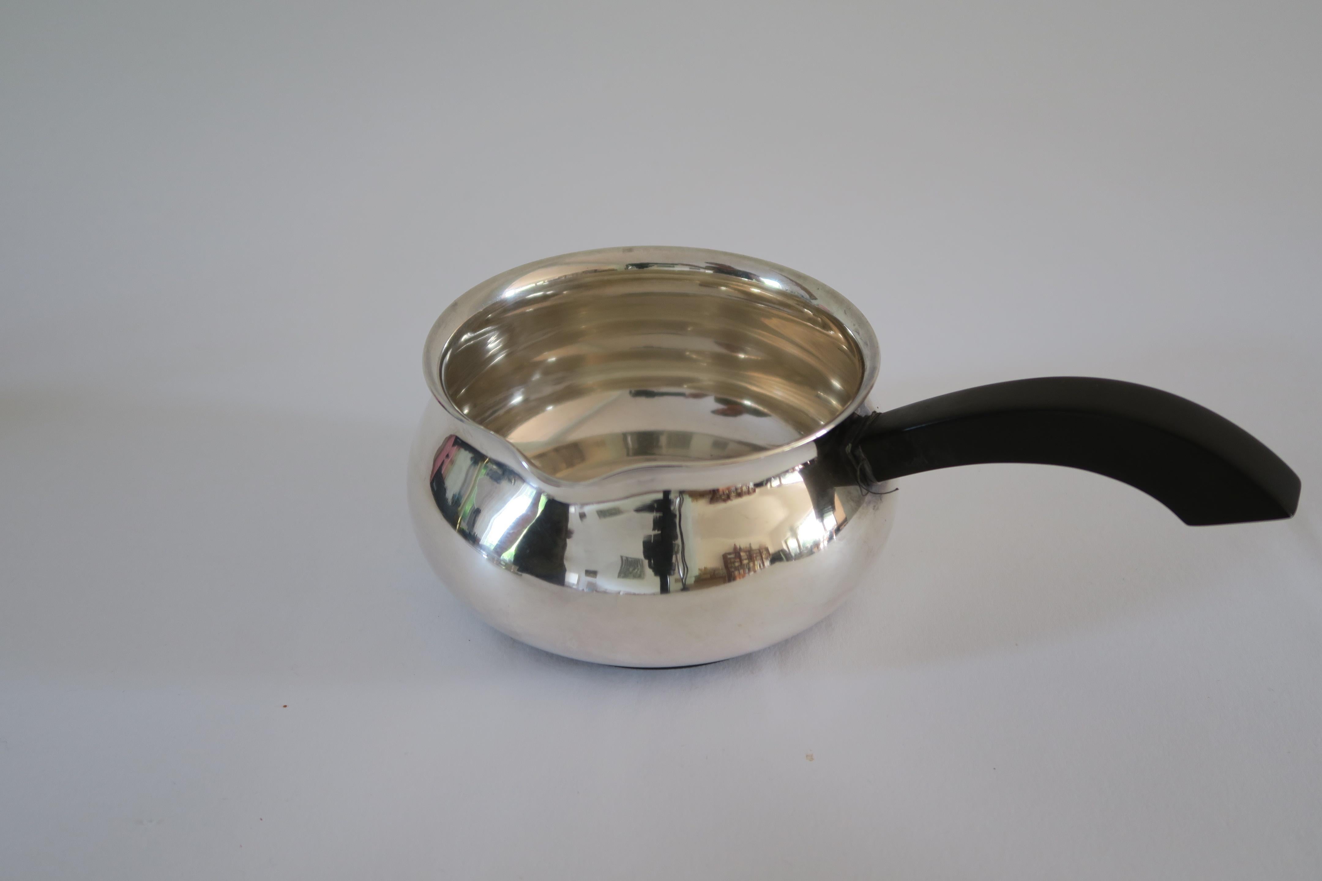 Padella danese in argento sterling del famoso argentiere A. F. Rasmussen di Aarhus, di forma circolare compressa con manico e piede ebanizzato, timbrata 925.