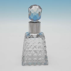 Bouteille à parfum ancienne en verre et argent sterling, Londres 1893, en forme de pyramide