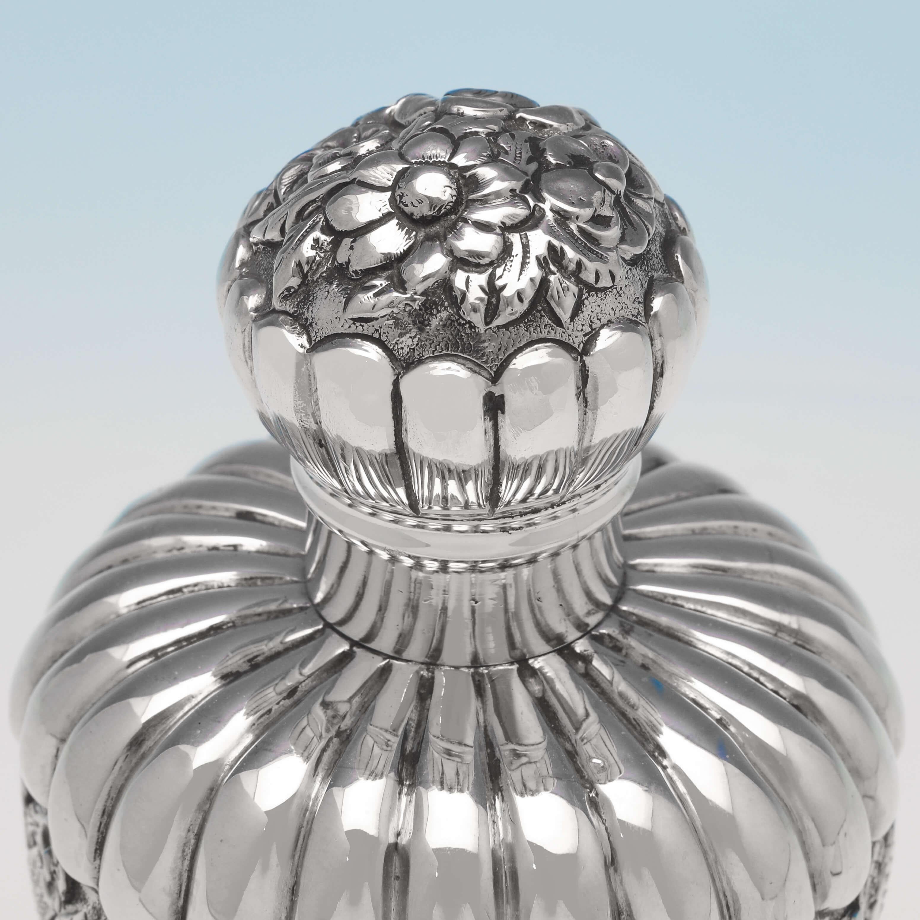 Botella escocesa victoriana ornamentada de plata de ley para esencias, Edimburgo, 1888 Victoriano en venta