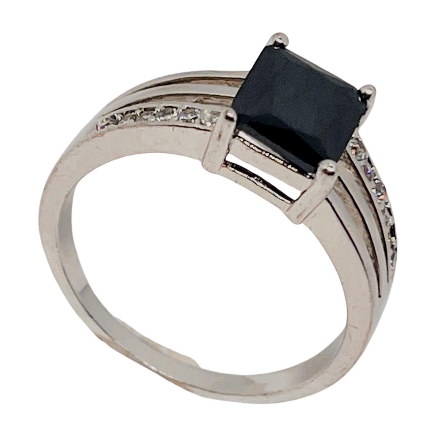 Sterling Silver Scissor-cut Hematite Ring, Clear CZ accent stones, Size 11.75 In Good Condition For Sale In Lynnwood, WA