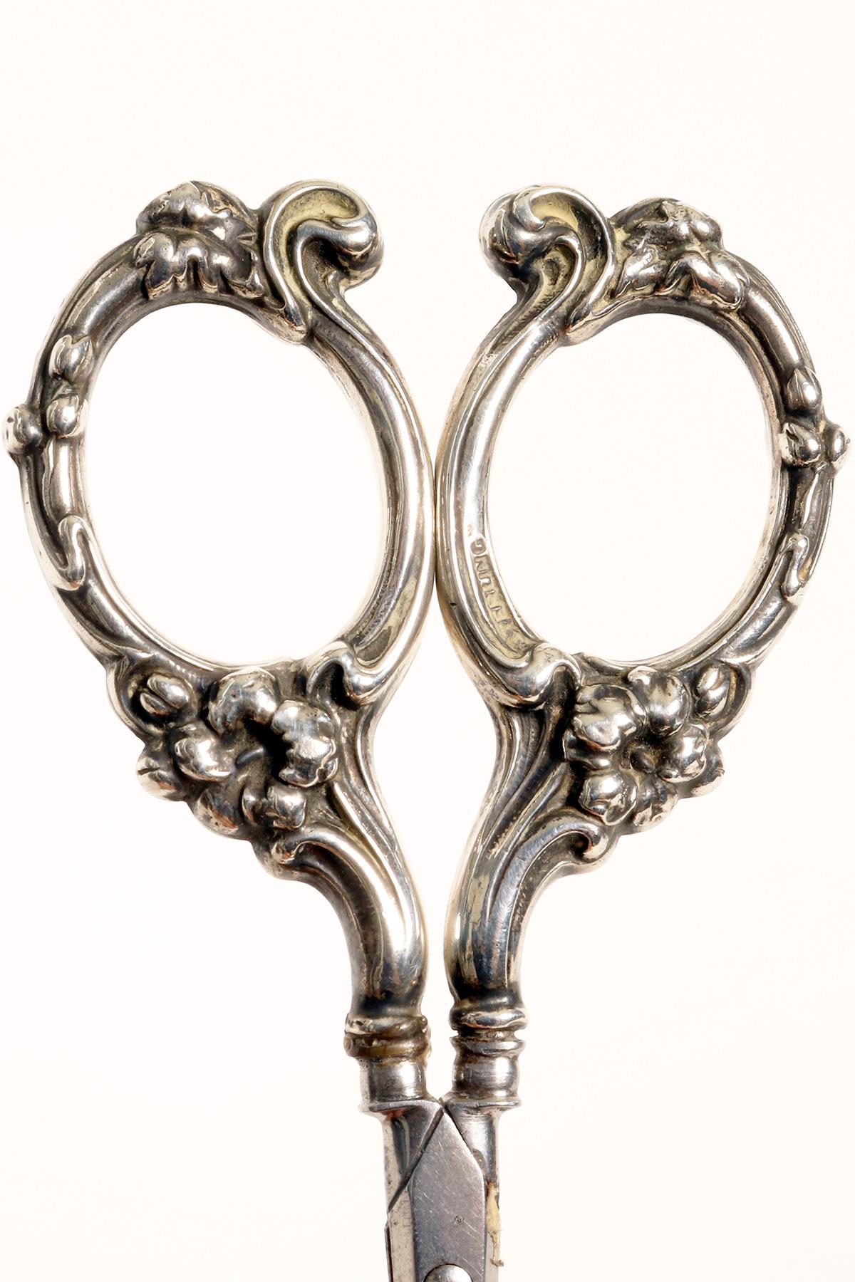 Tijeras de plata de ley para cortar los tallos de los racimos de uvas. EEUU 1900 siglo XX en venta