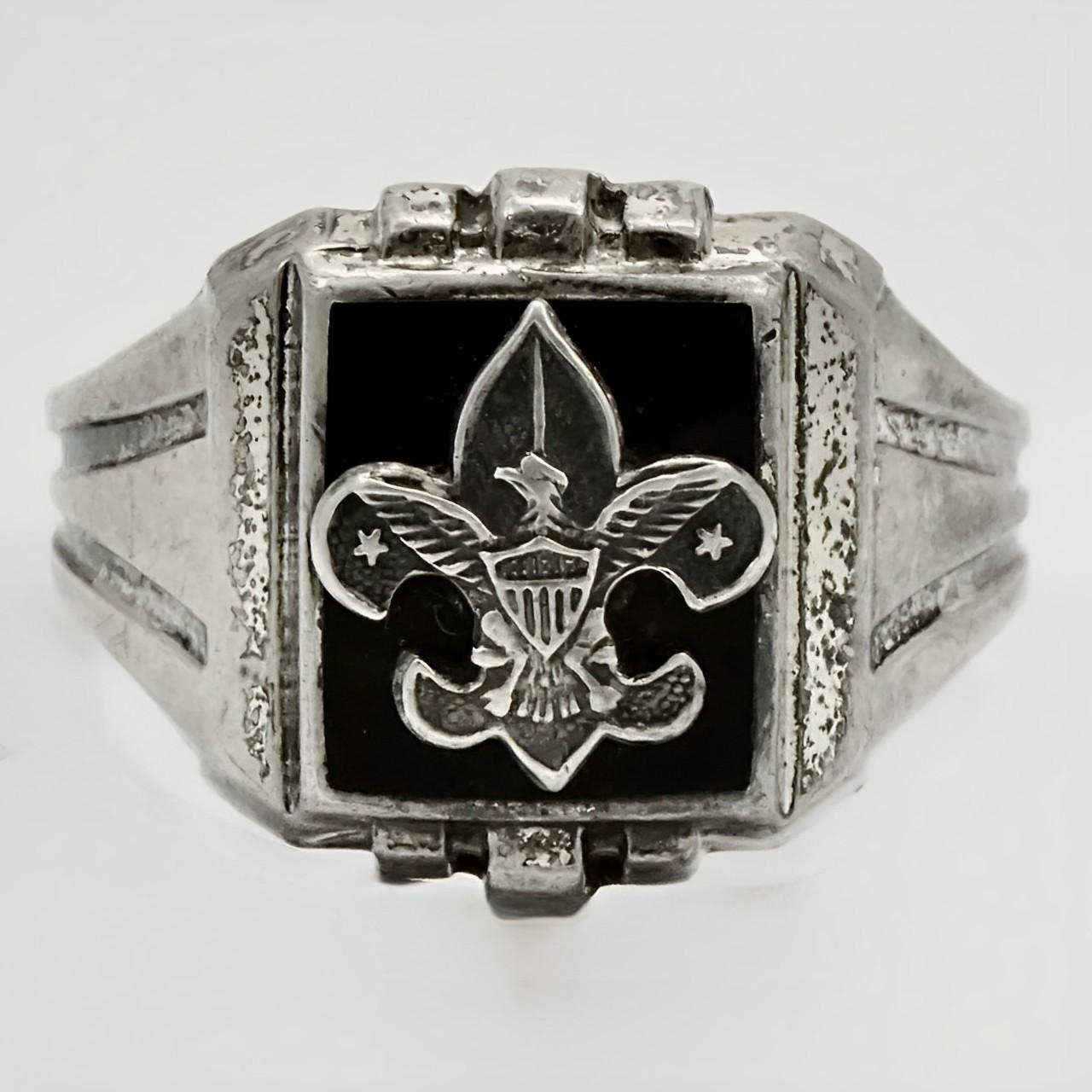 Wonderful sterling silver ring in a classic Art Deco design with the scouts insignia set on an onyx background. Ring size UK U, US 10 1/4, inside diameter 2.15 cm / .8 inch. We have given the ring a light clean.

This is a stylish scounts ring circa