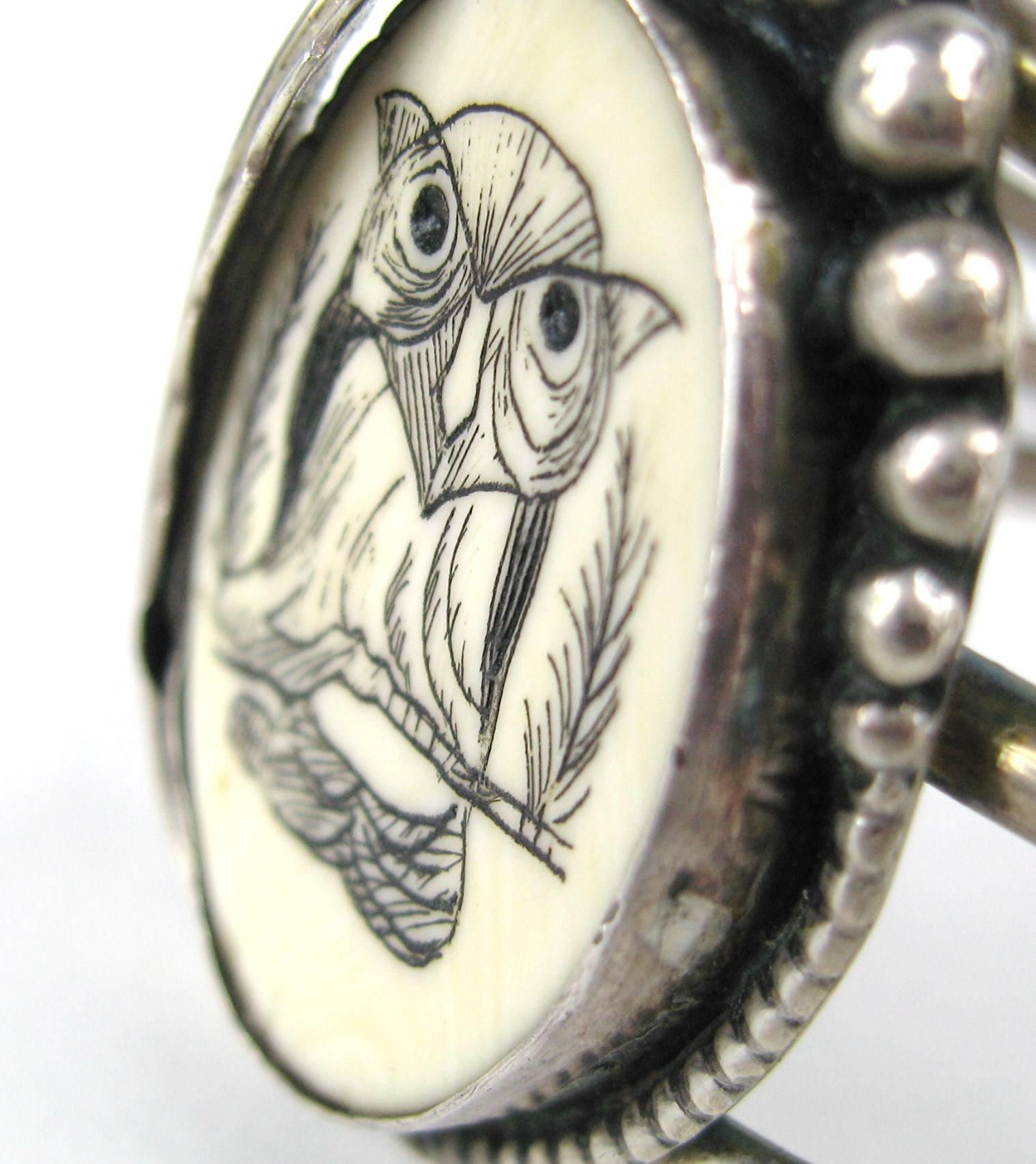Bracciale scrimshaw in argento Sterling Gufo su osso 3 anelli con piume In condizioni buone in vendita a Wallkill, NY