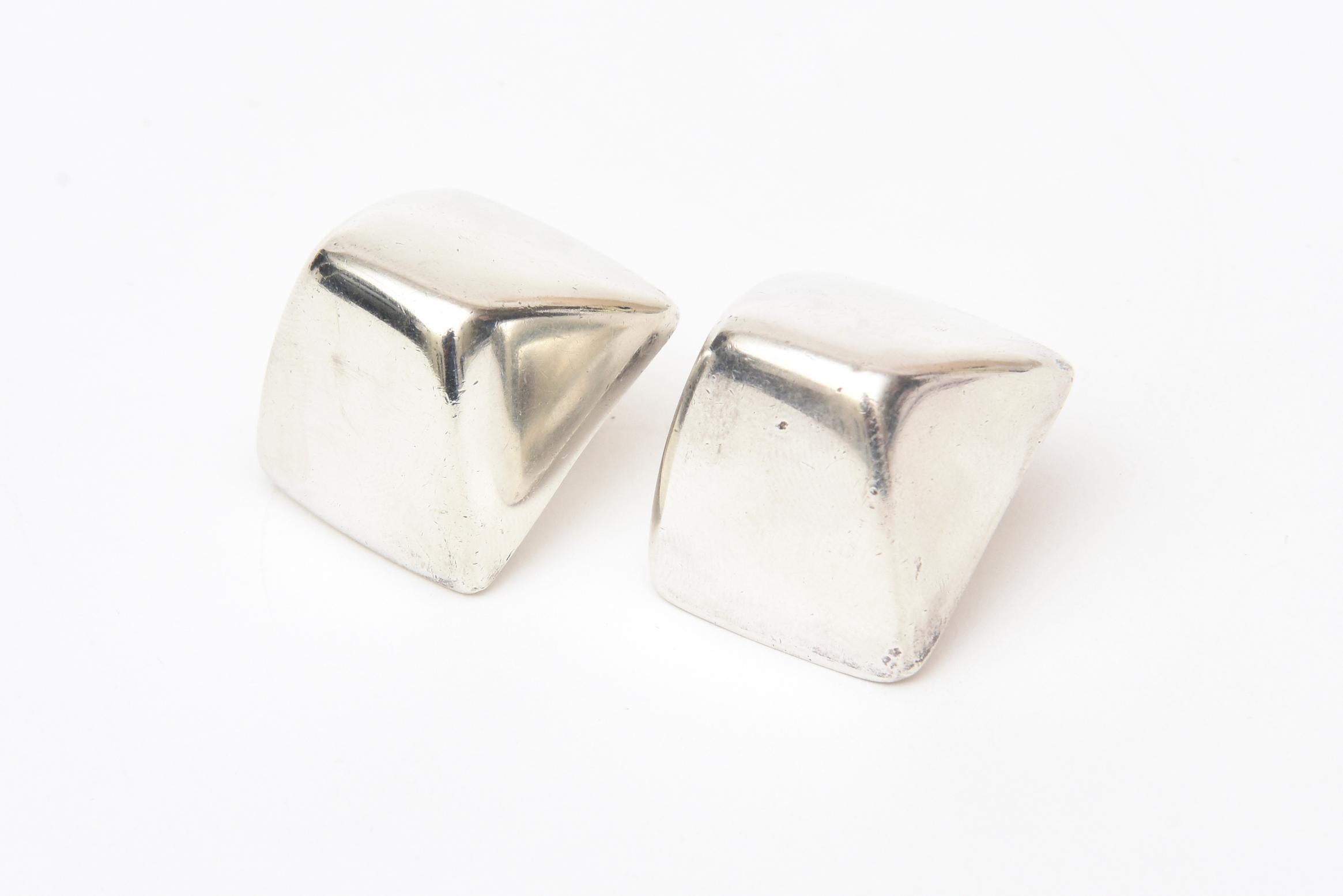 These sculptural sterling silver clip on earrings are from the 80's. They have light weight on the ear and dimension from the side. Tres chic!  They are 1